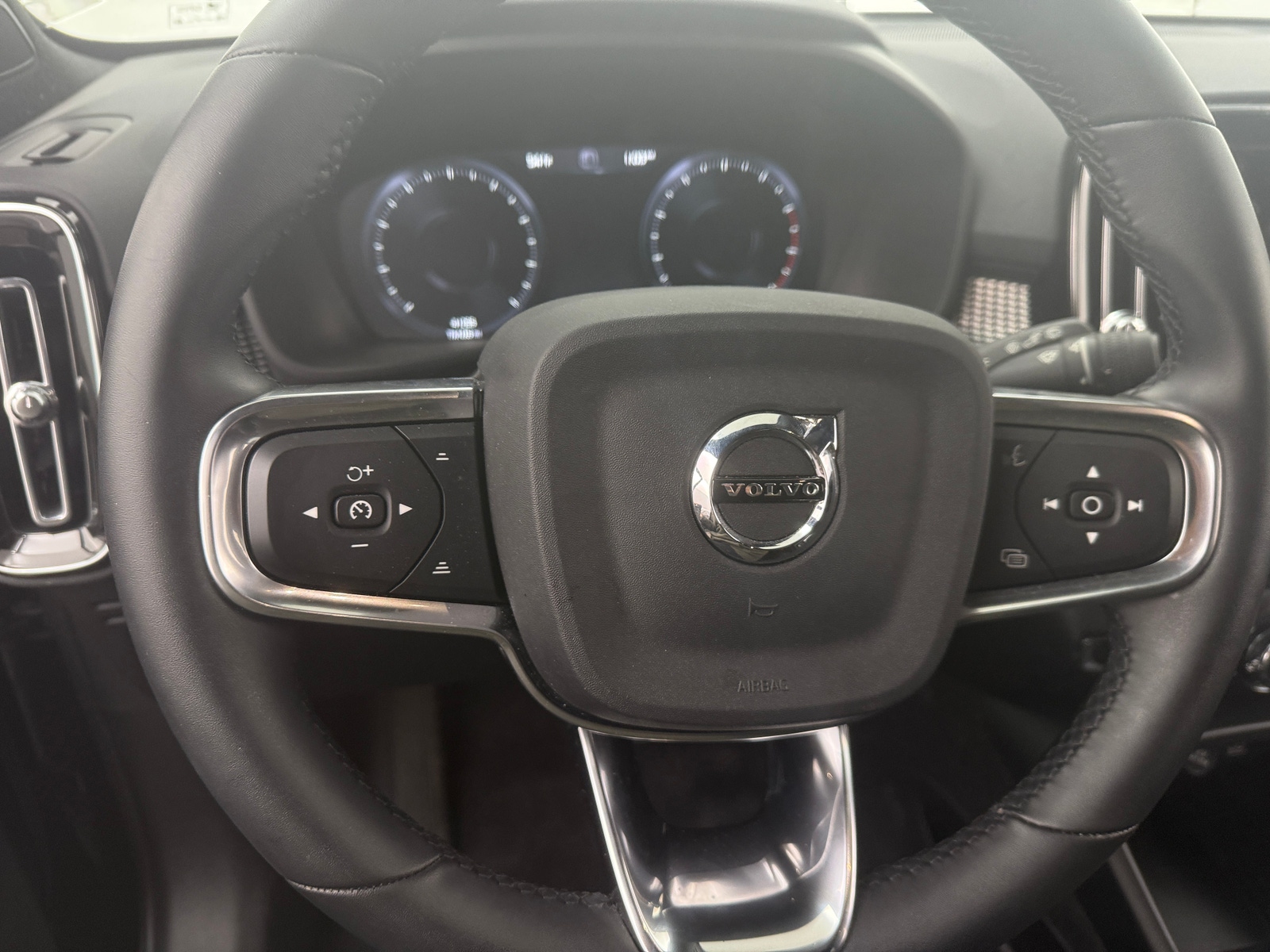 Thumbnail: 2022 Volvo XC40 - 4