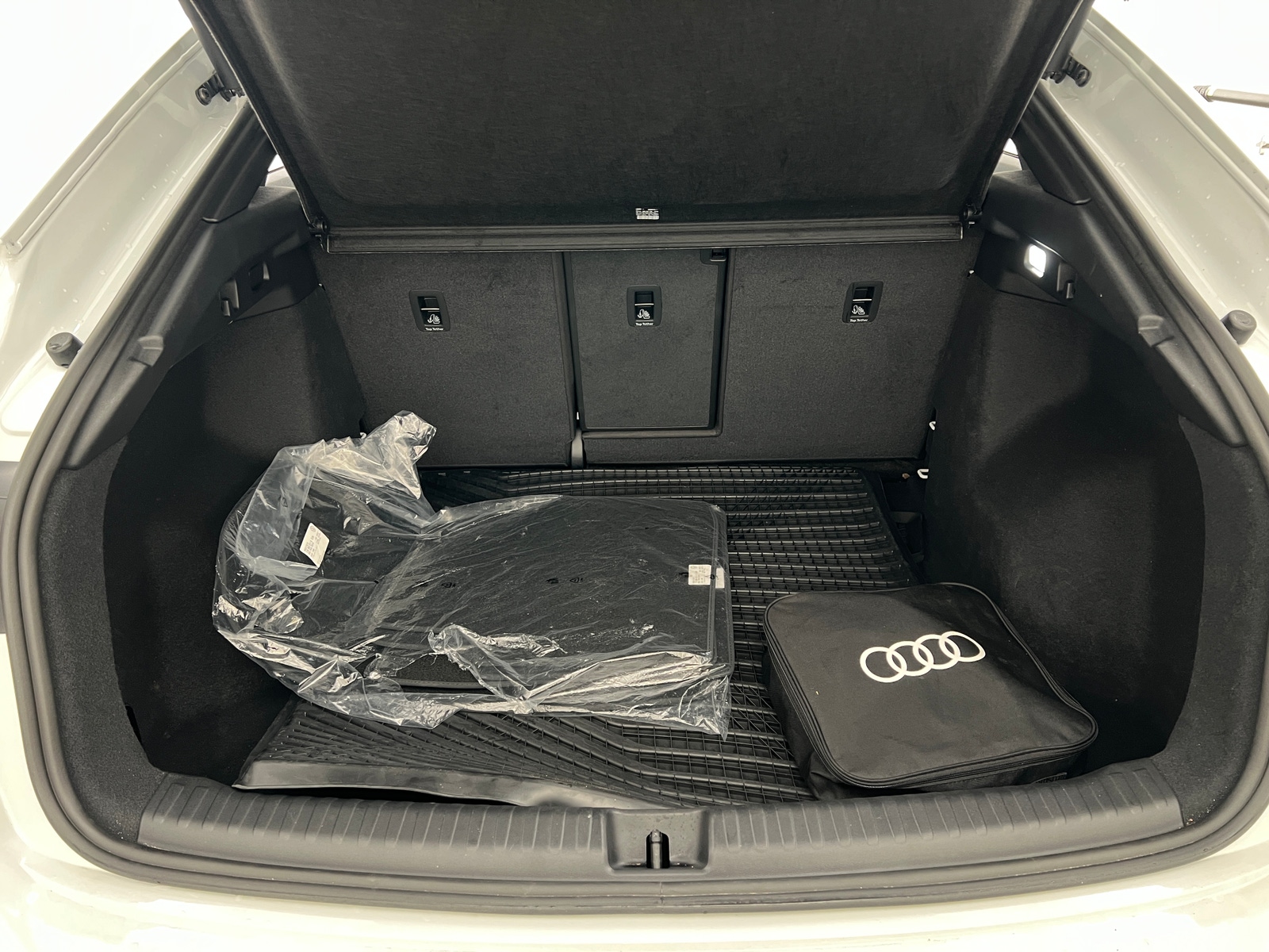 Thumbnail: 2025 Audi Q4 e-tron - 6