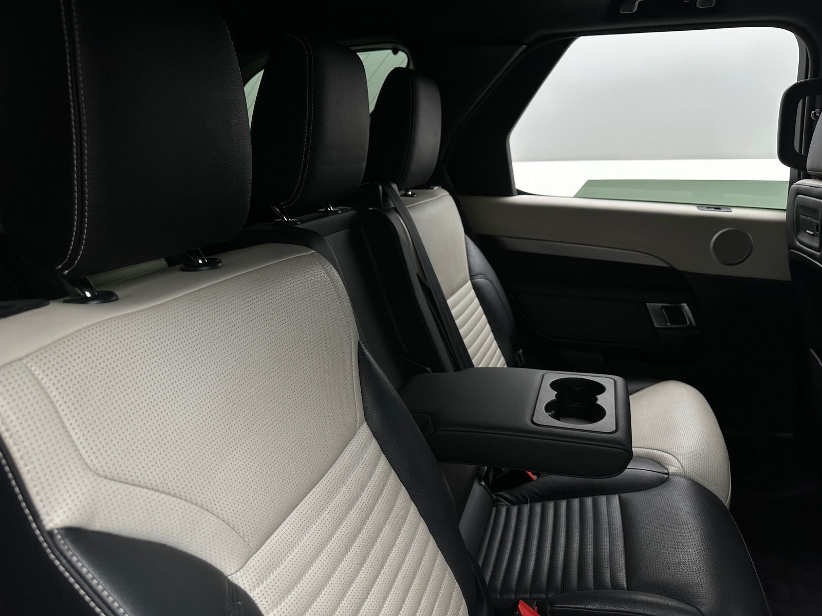 Thumbnail: 2021 Land Rover Discovery - 5