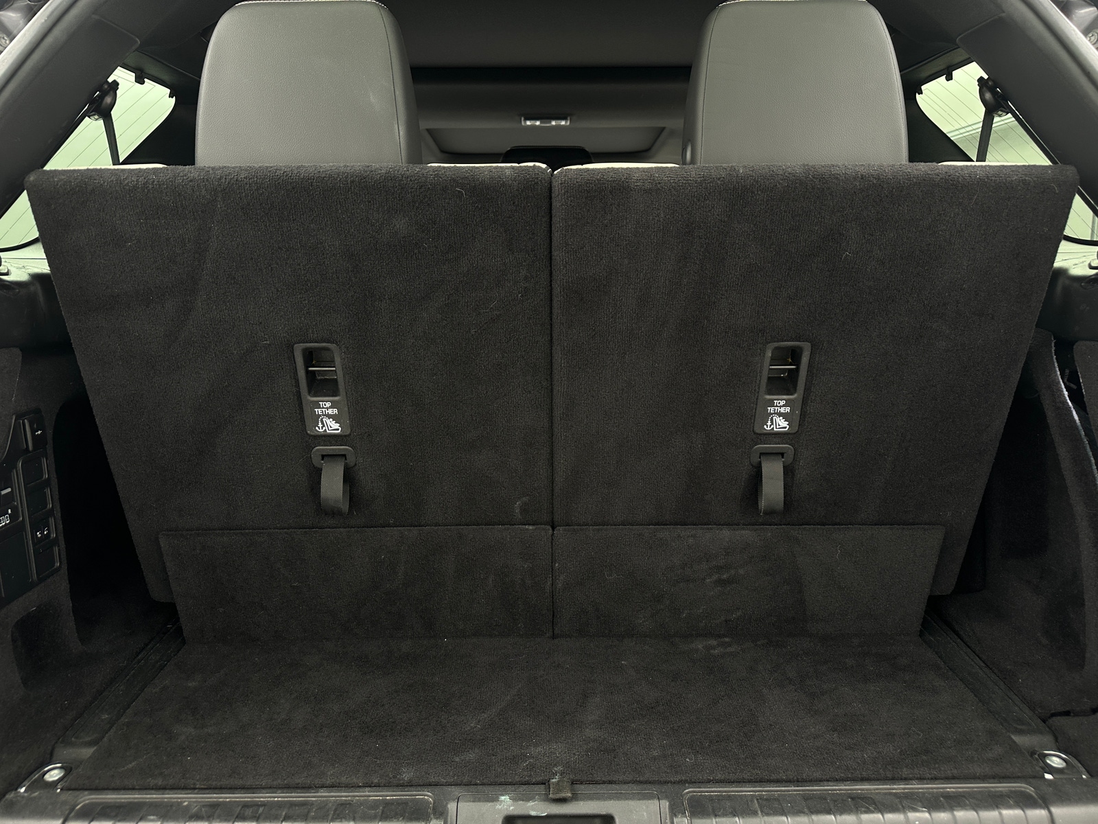 Thumbnail: 2021 Land Rover Discovery - 6