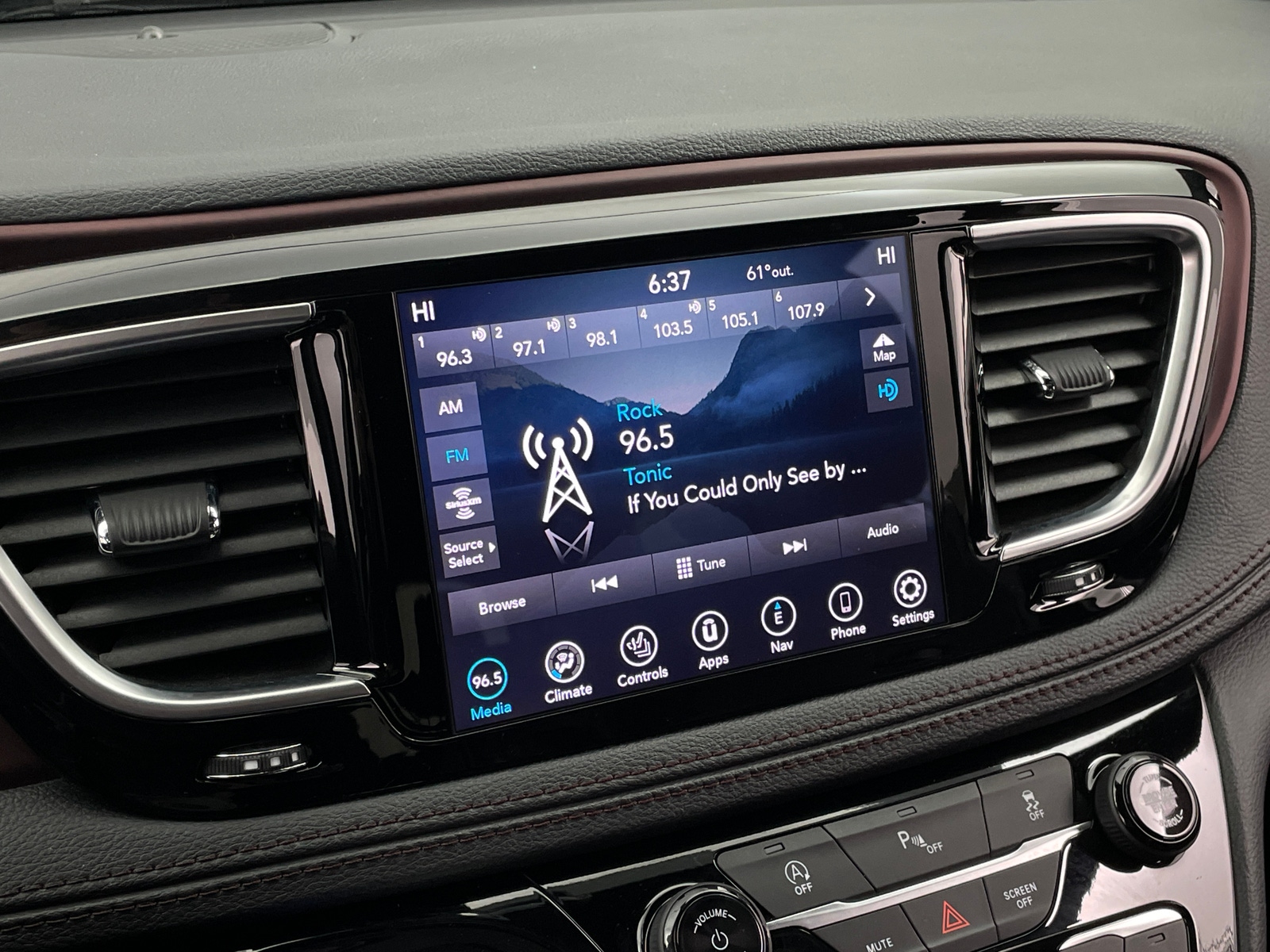 Thumbnail: 2020 Chrysler Pacifica - 3