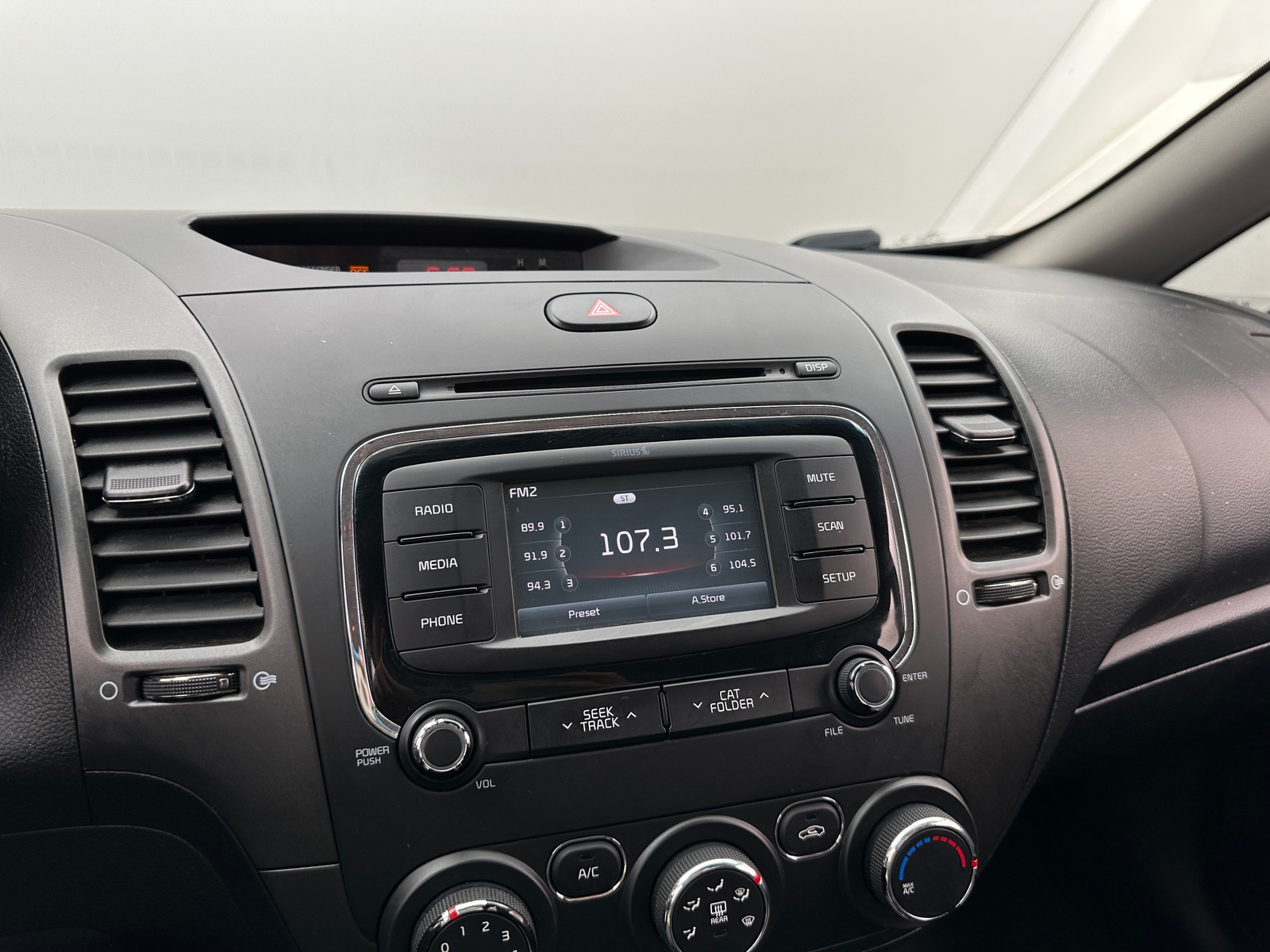 Thumbnail: 2017 Kia Forte - 4