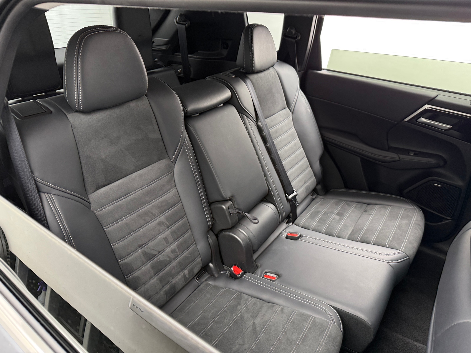 Thumbnail: 2025 Mitsubishi Outlander - 5