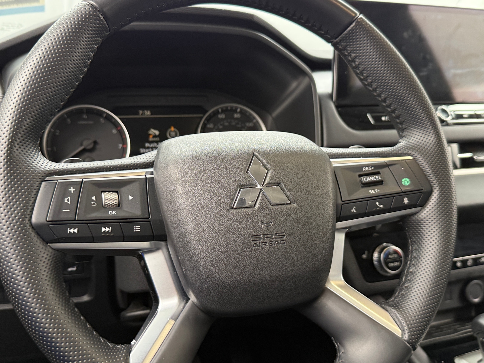 Thumbnail: 2025 Mitsubishi Outlander - 4