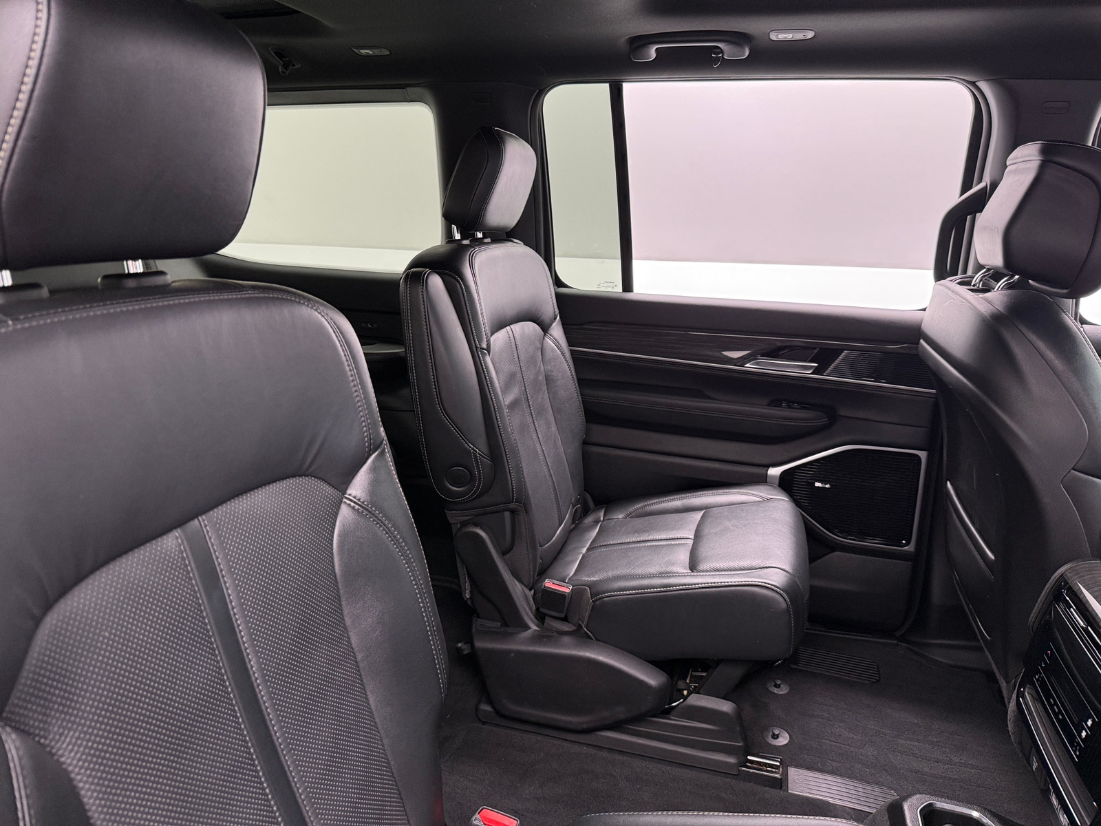 Thumbnail: 2022 Jeep Wagoneer - 5