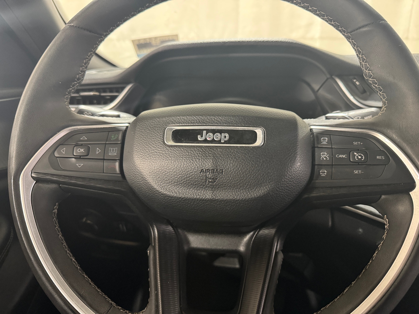 Thumbnail: 2023 Jeep Grand Cherokee L - 4