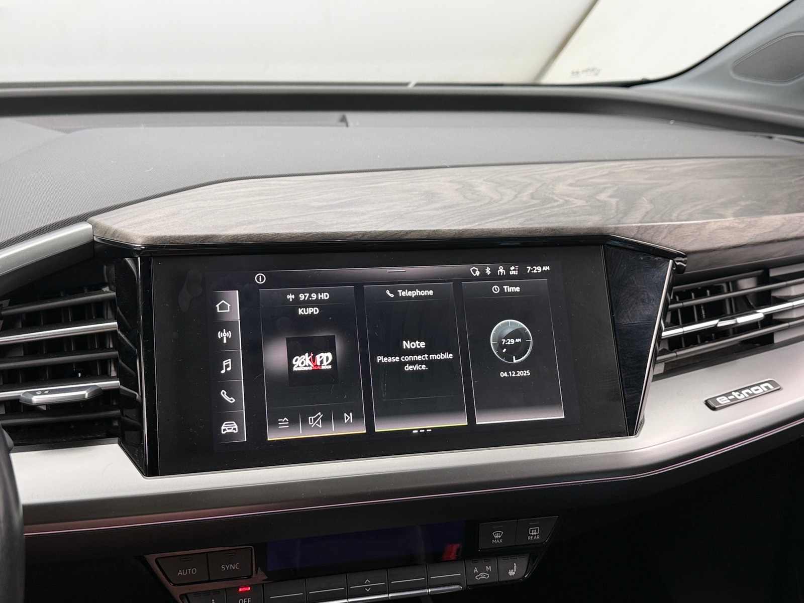 Thumbnail: 2022 Audi Q4 e-tron - 3