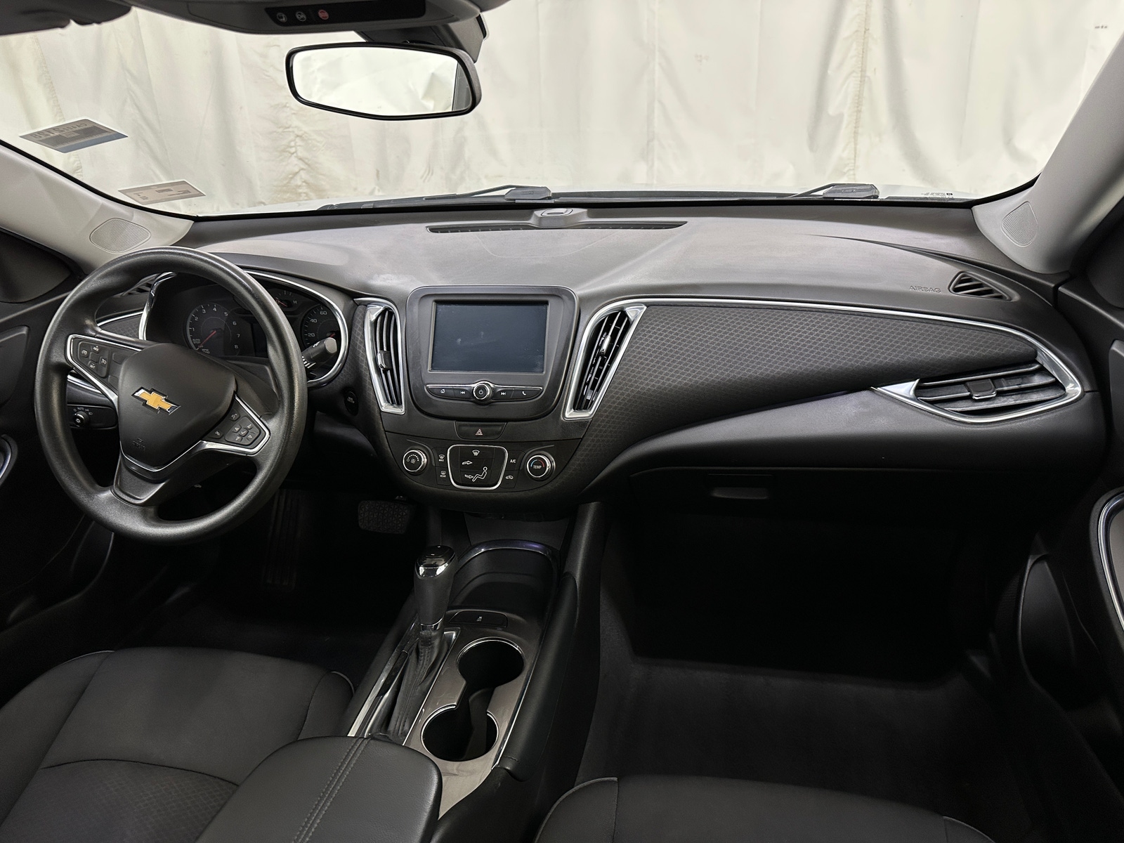 Thumbnail: 2018 Chevrolet Malibu - 3