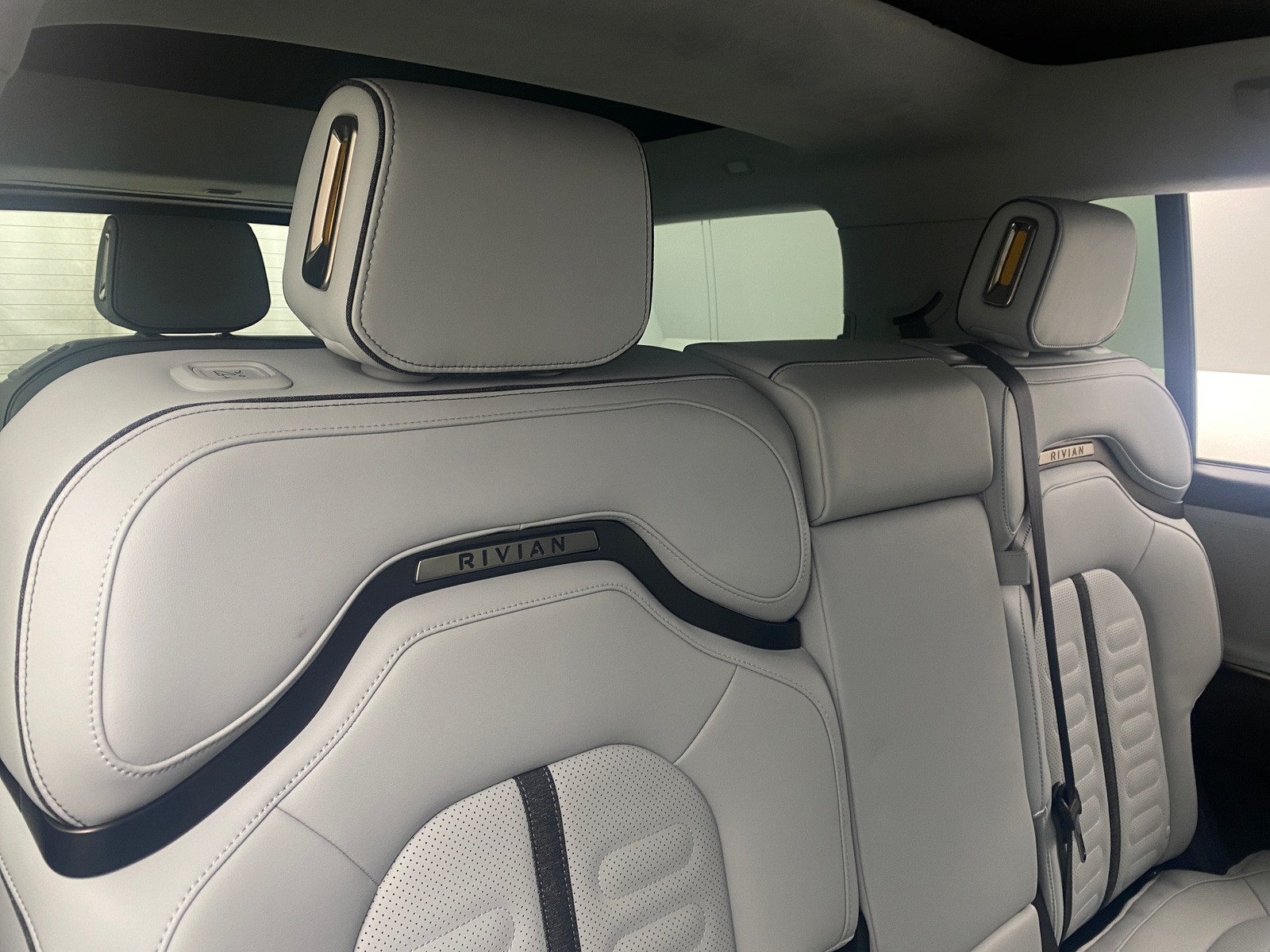 Thumbnail: 2025 Rivian R1S - 5