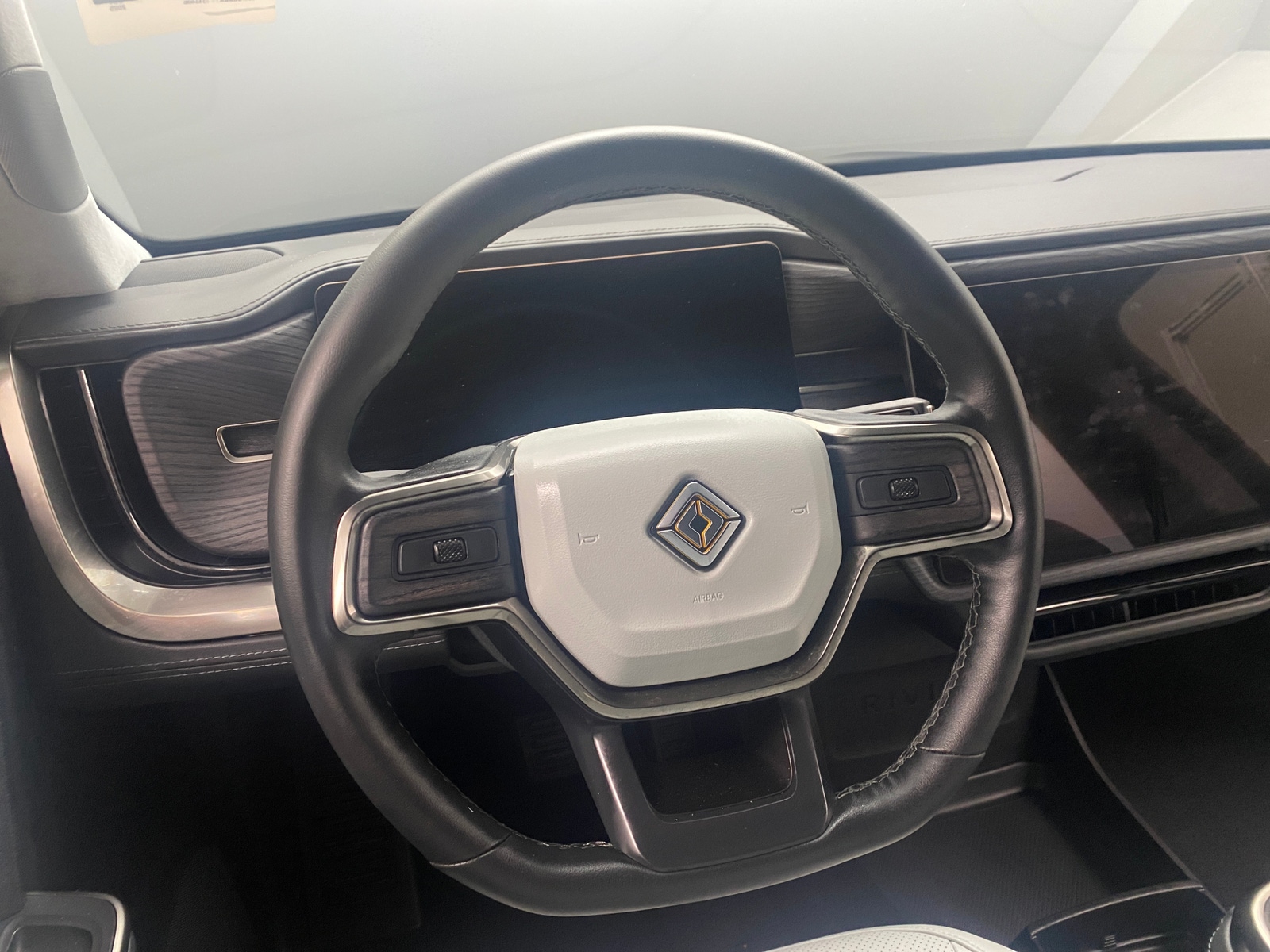 Thumbnail: 2025 Rivian R1S - 4