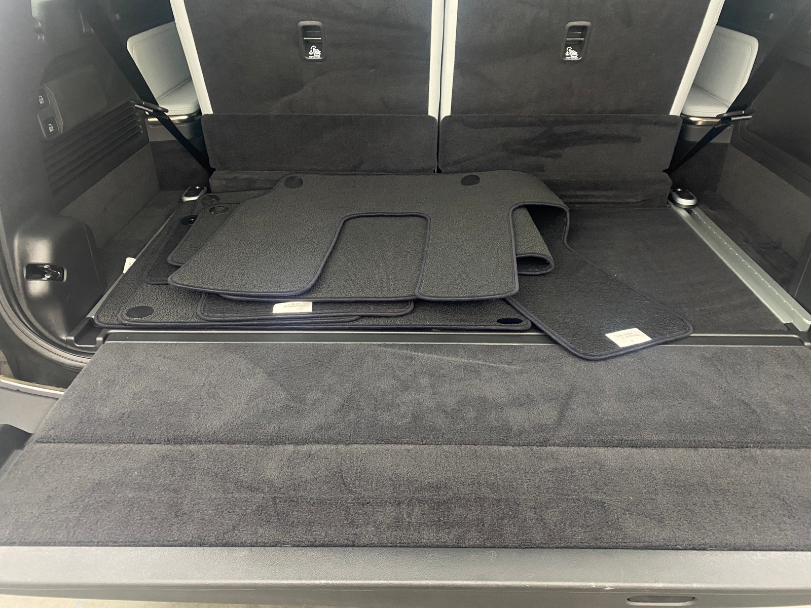 Thumbnail: 2025 Rivian R1S - 6