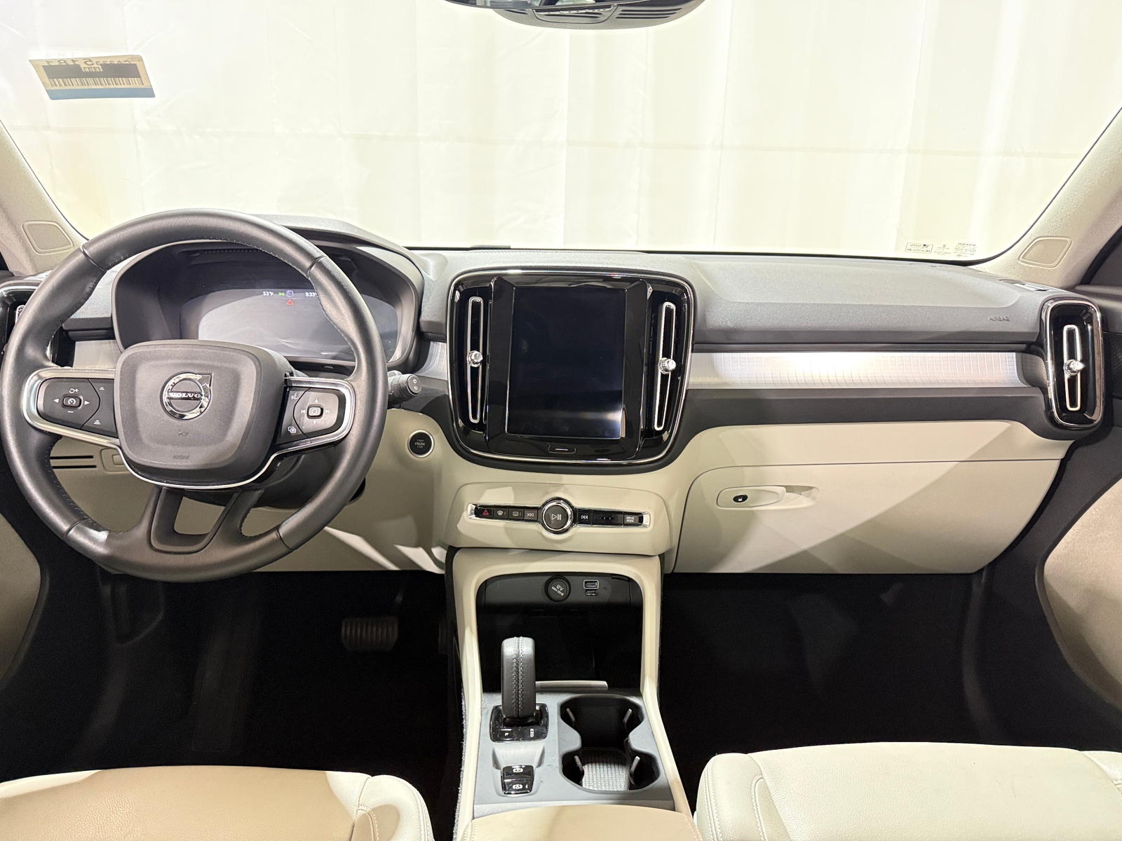 Thumbnail: 2021 Volvo XC40 - 2