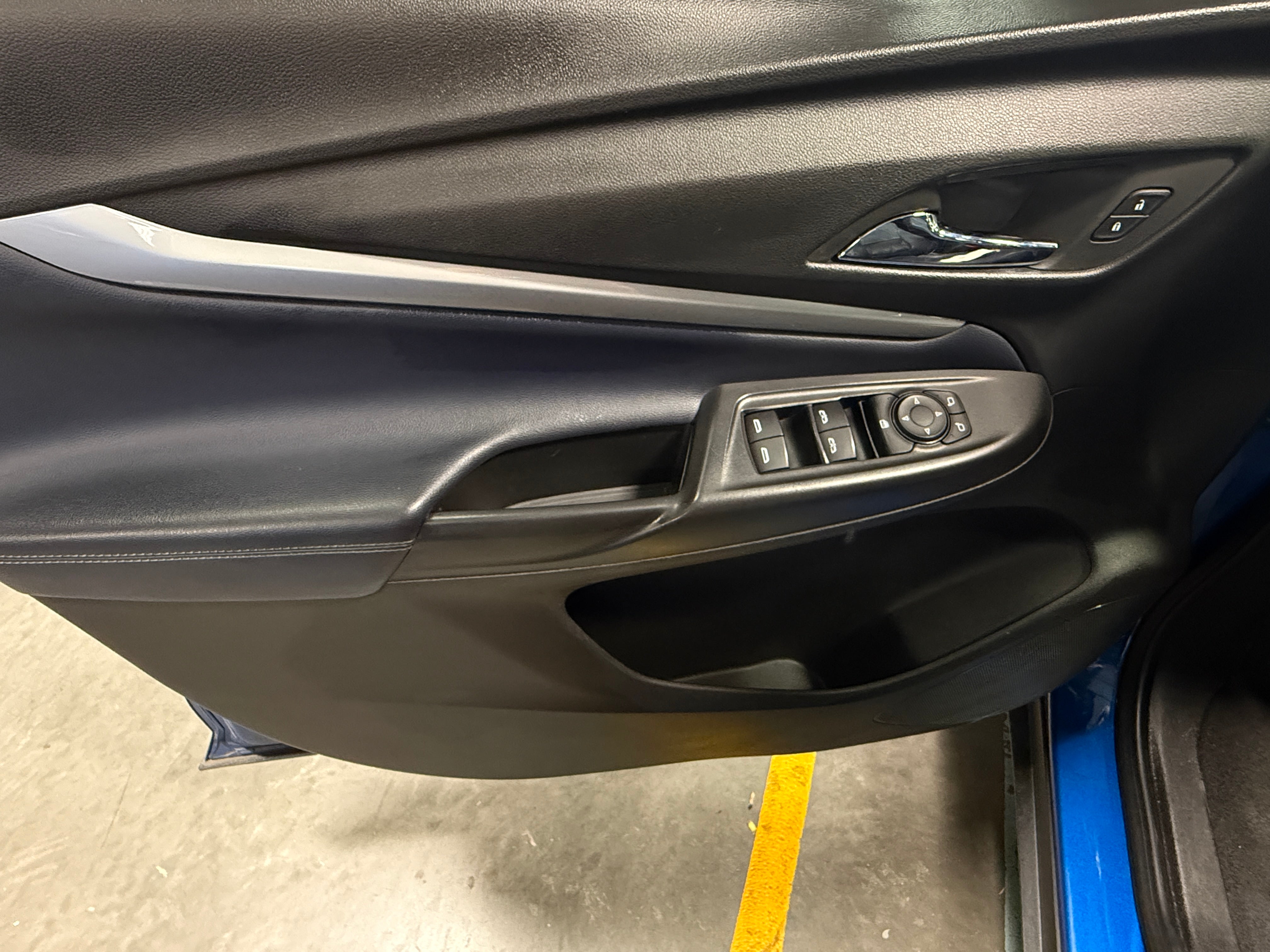 Used 2022 Chevrolet Bolt EUV LT with VIN 1G1FY6S05N4122199 for sale in Oak Creek, WI