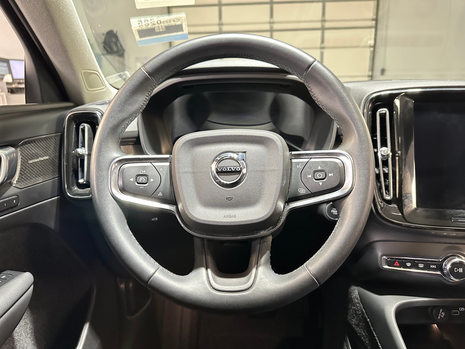 Thumbnail: 2023 Volvo XC40 - 4