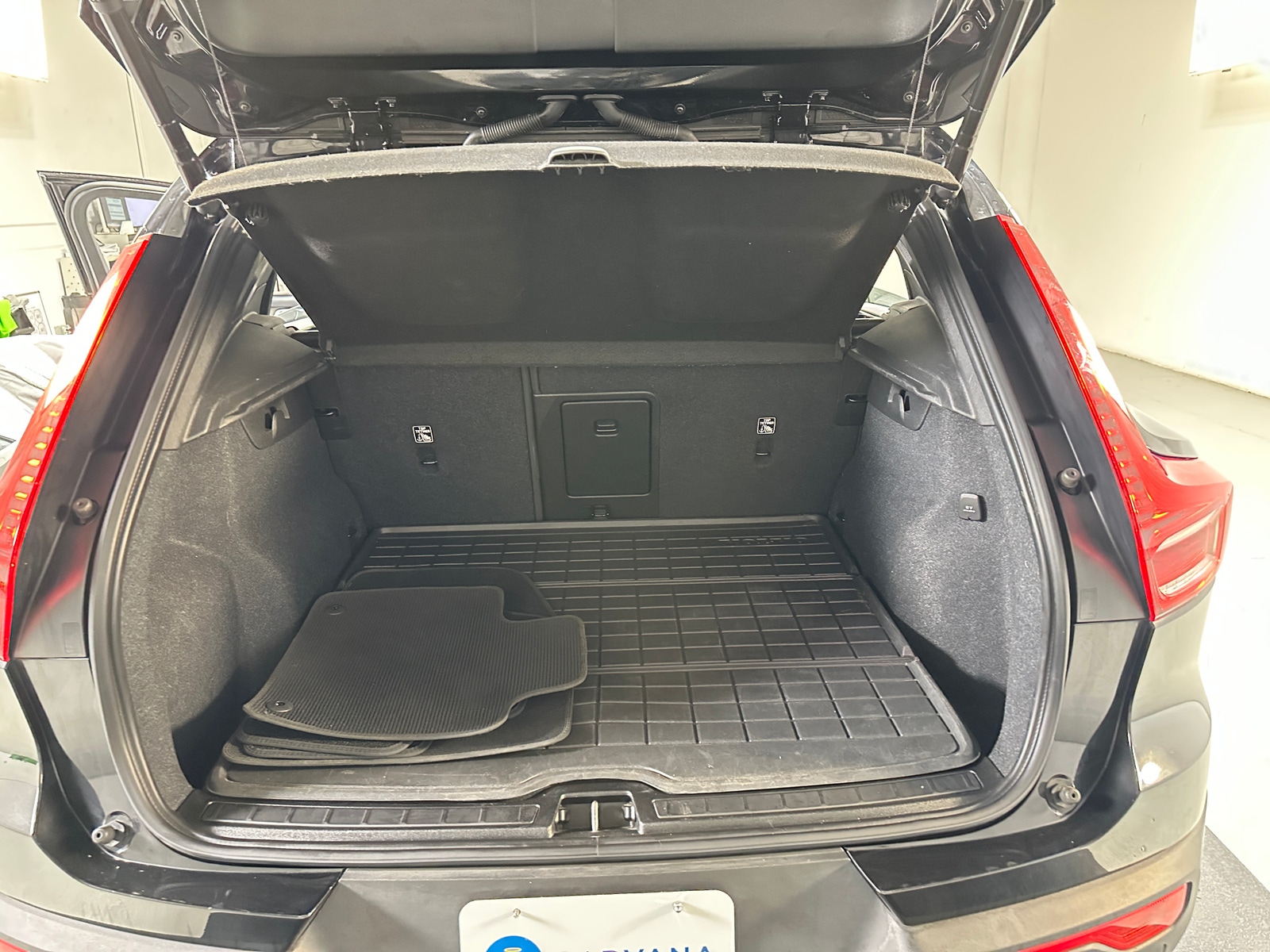 Thumbnail: 2023 Volvo XC40 - 6