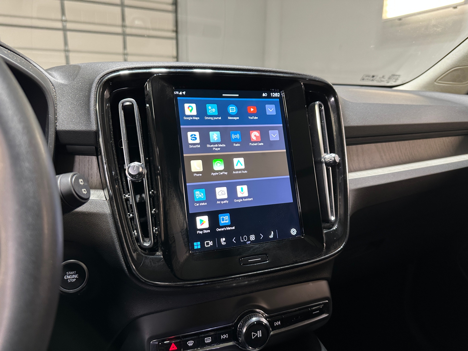 Thumbnail: 2023 Volvo XC40 - 3