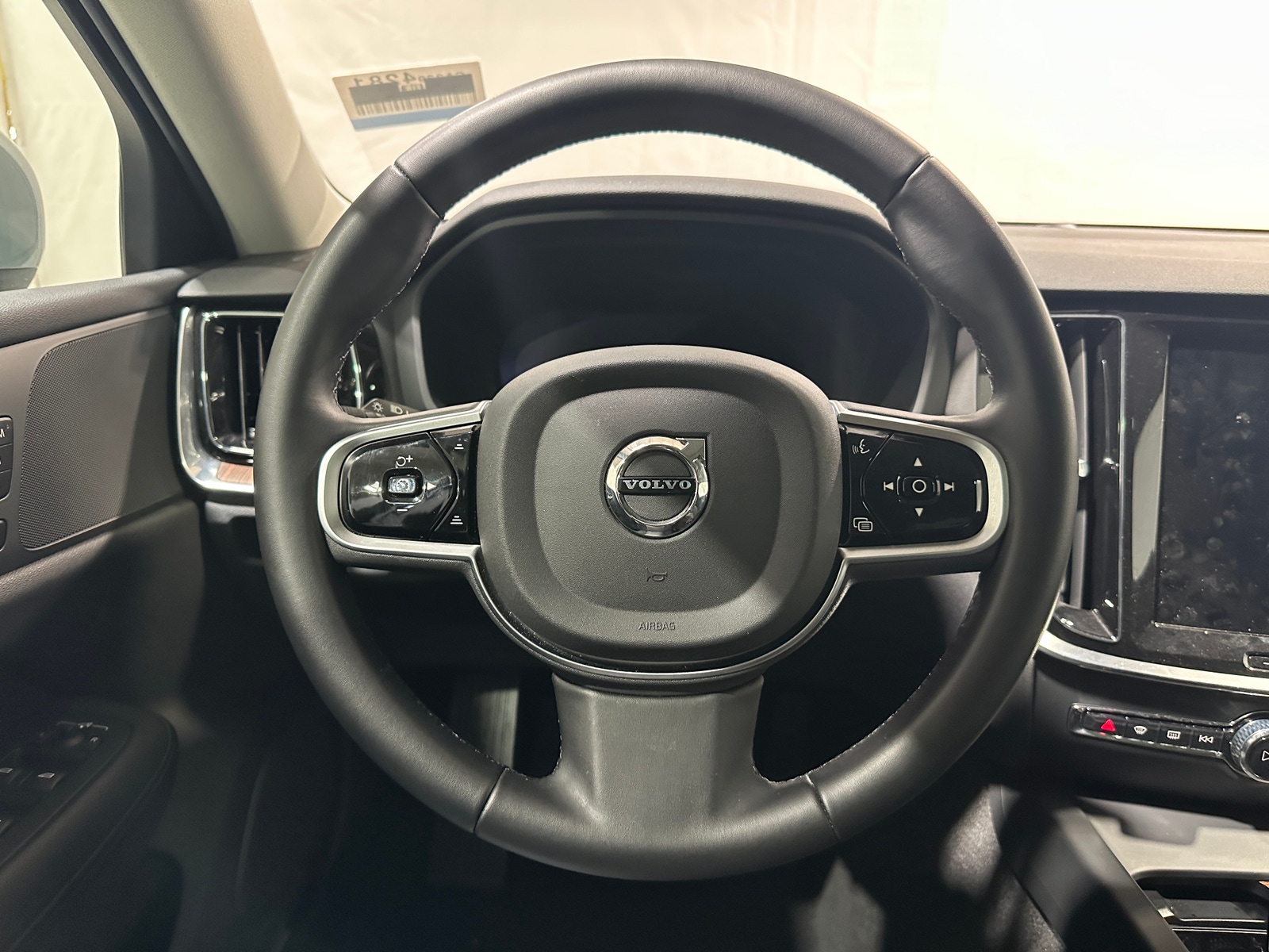 Thumbnail: 2025 Volvo V60 - 4