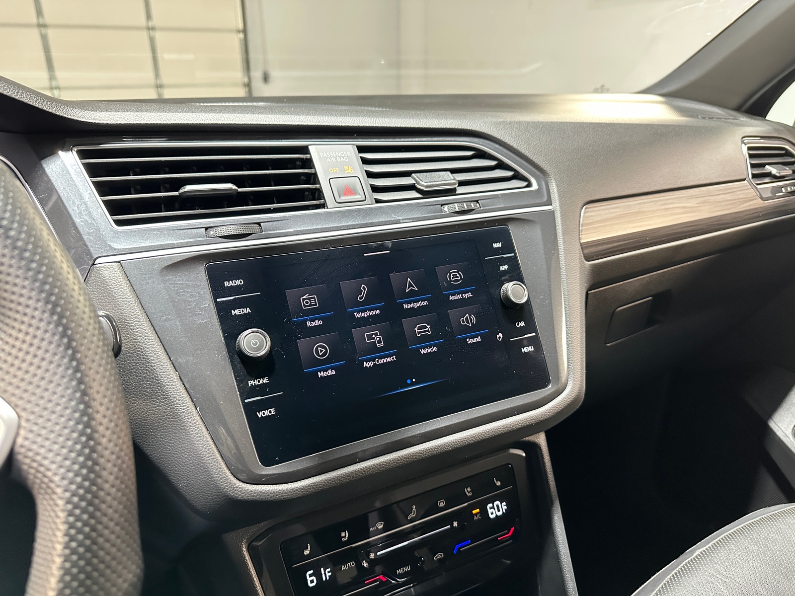 Thumbnail: 2023 Volkswagen Tiguan - 3