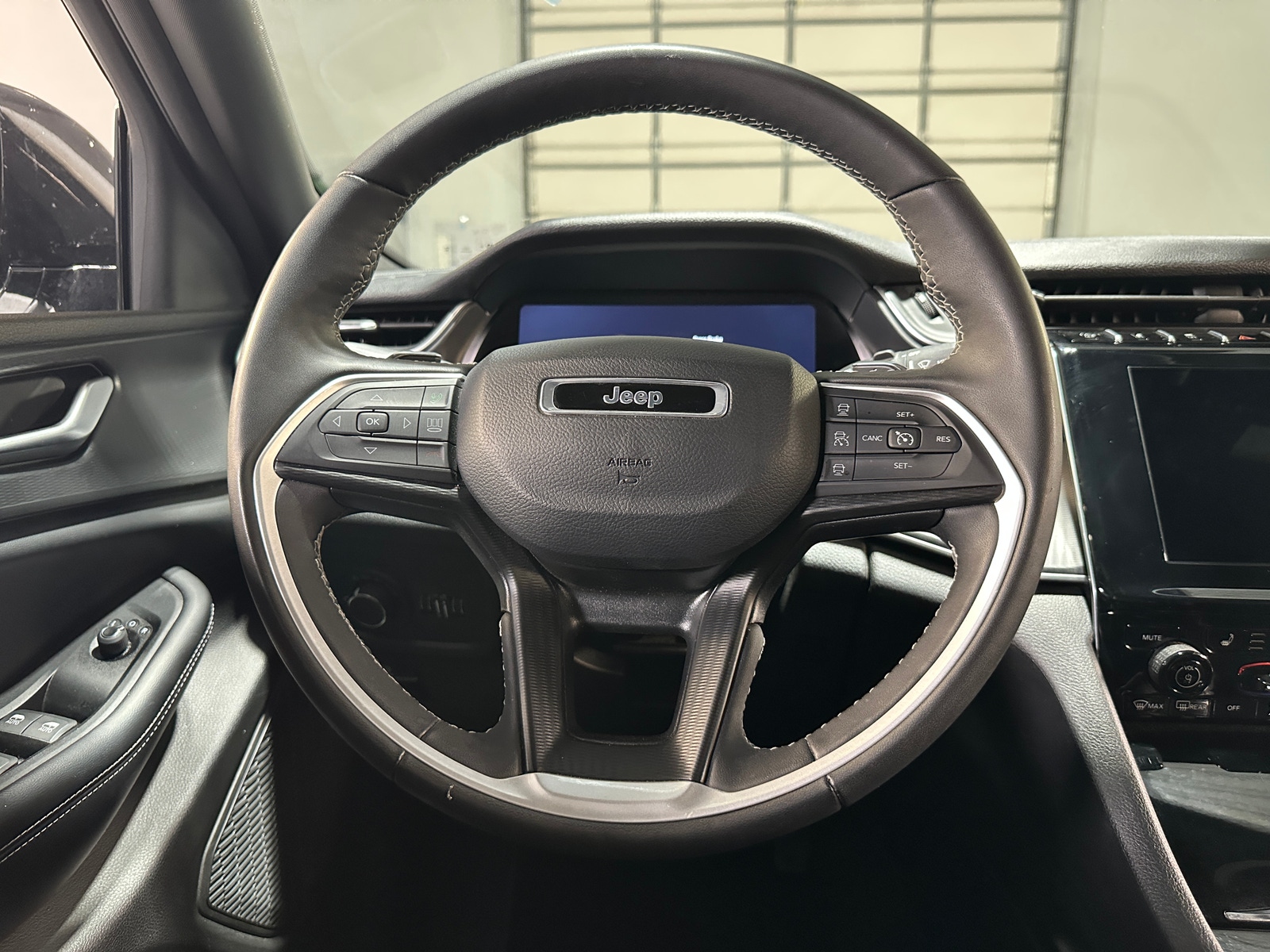 Thumbnail: 2024 Jeep Grand Cherokee L - 5