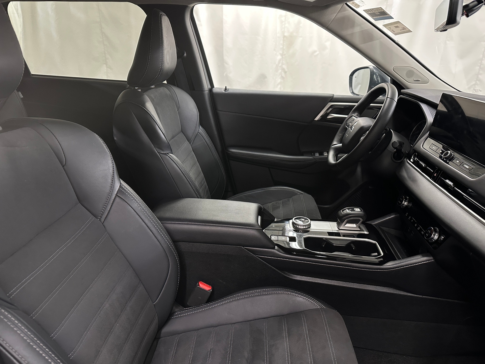 Thumbnail: 2025 Mitsubishi Outlander - 2