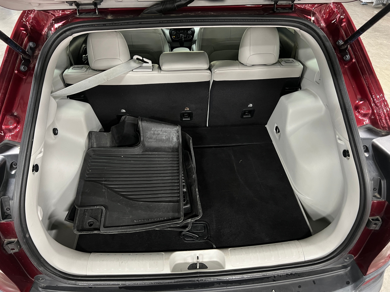 Thumbnail: 2020 Jeep Cherokee - 7