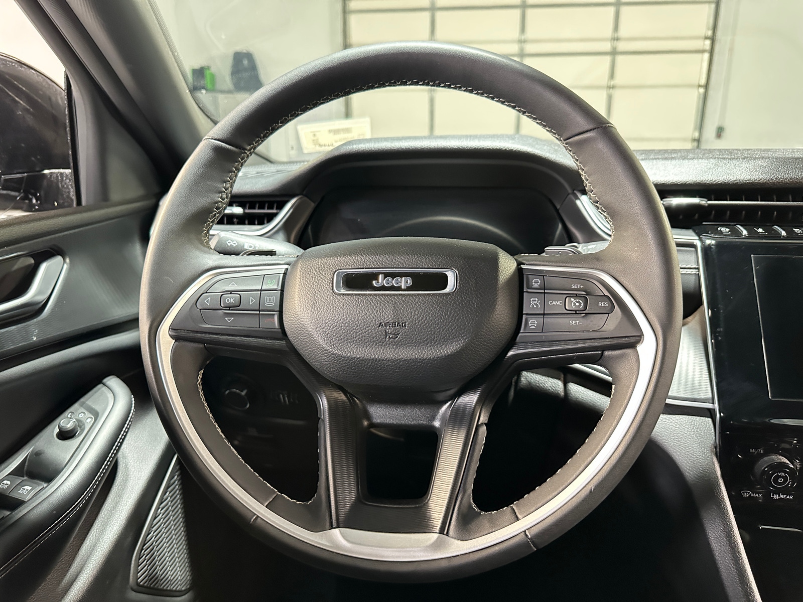 Thumbnail: 2024 Jeep Grand Cherokee L - 5