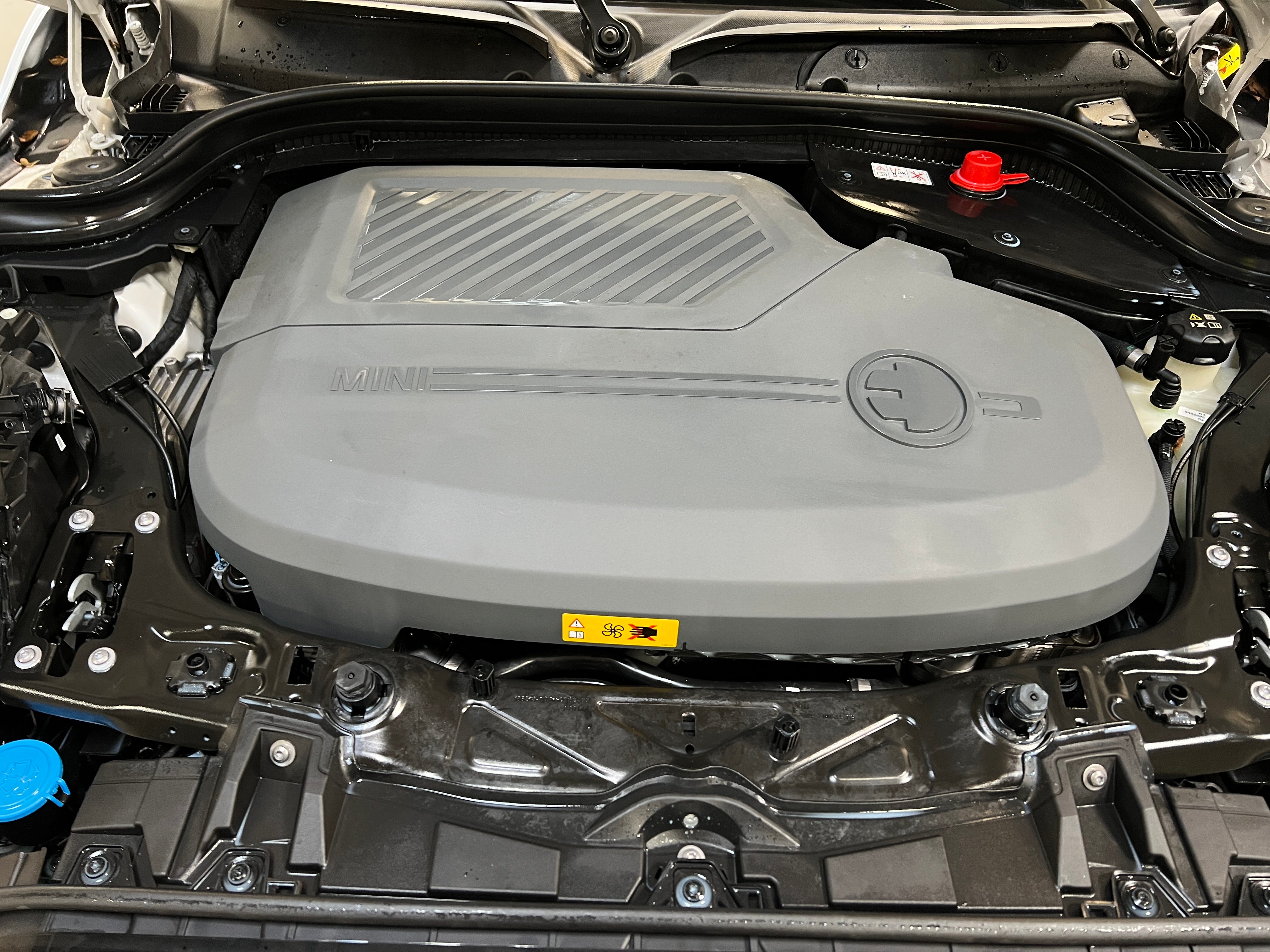 Used 2023 MINI Hardtop 2 Door SE with VIN WMW13DJ04P2U04299 for sale in Oak Creek, WI