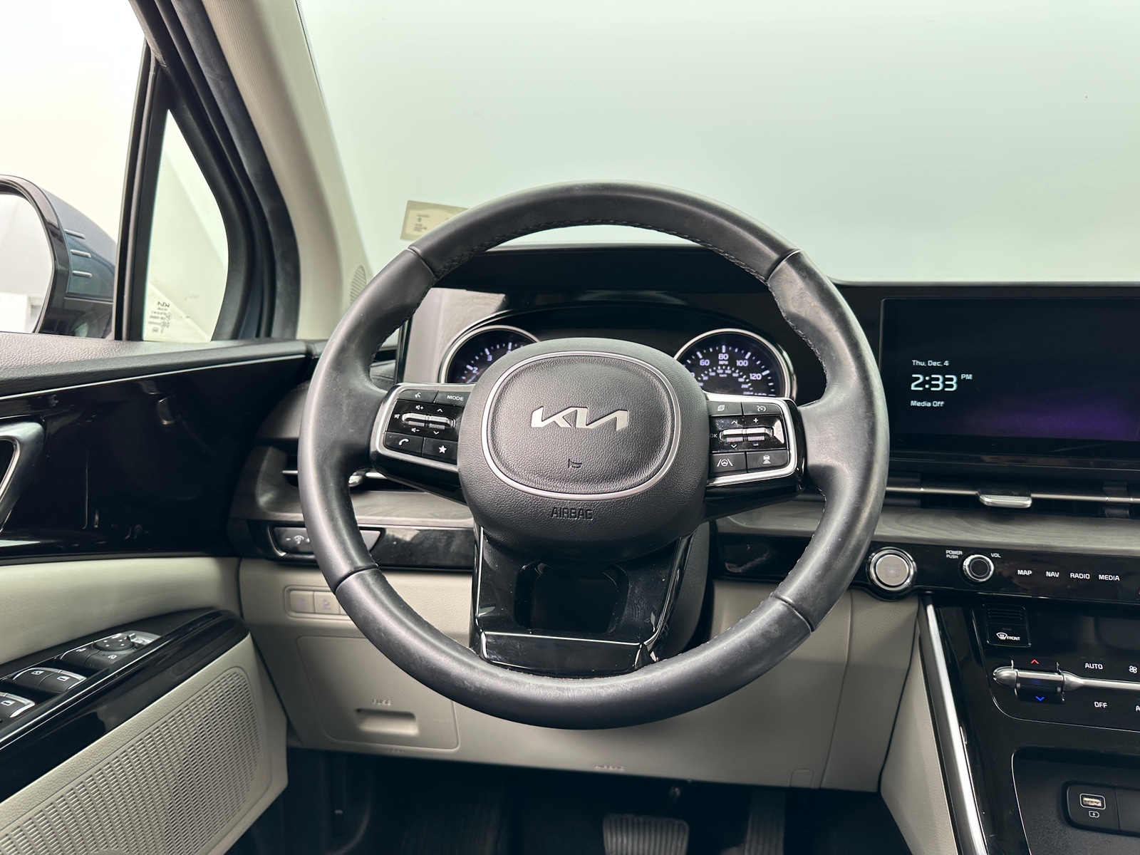 Thumbnail: 2023 Kia Carnival - 4