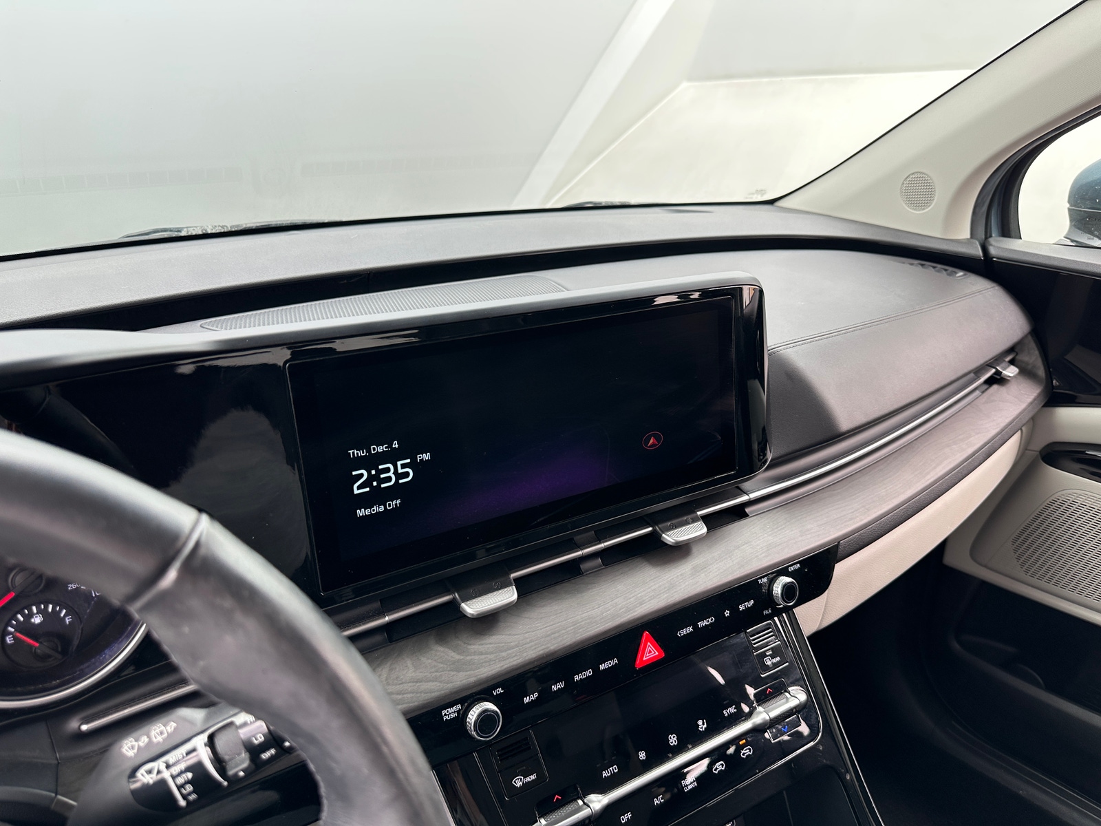 Thumbnail: 2023 Kia Carnival - 3