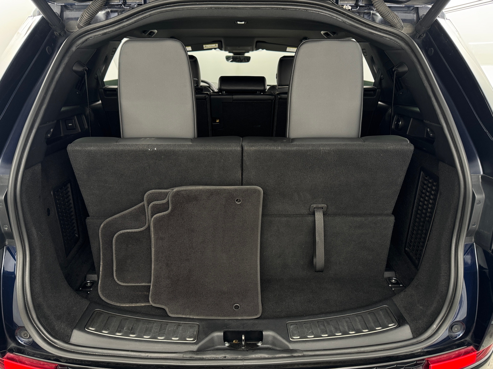 Thumbnail: 2020 Land Rover Discovery Sport - 6