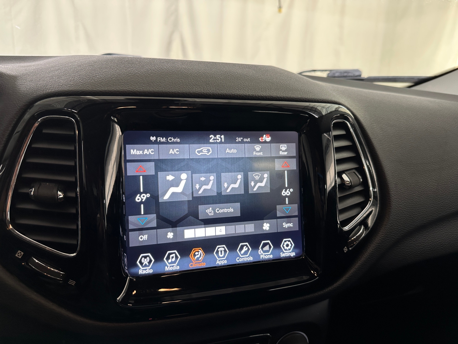 Thumbnail: 2018 Jeep Compass - 3