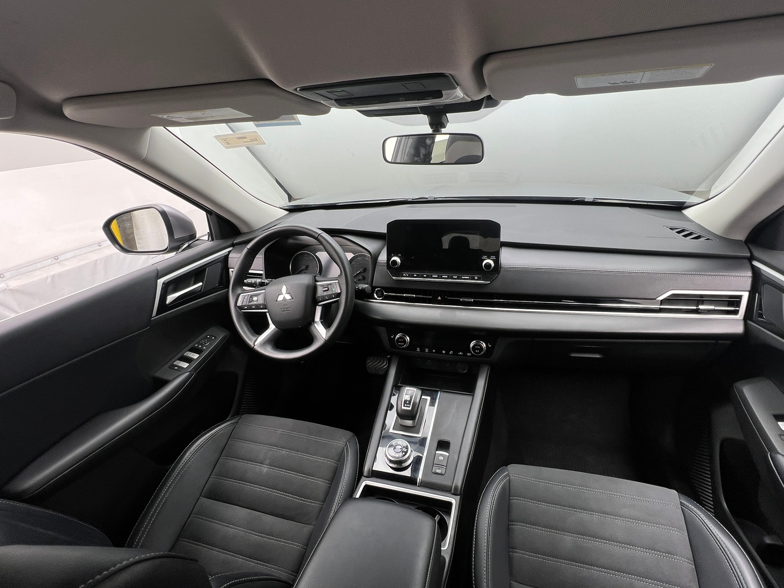 Thumbnail: 2024 Mitsubishi Outlander - 2