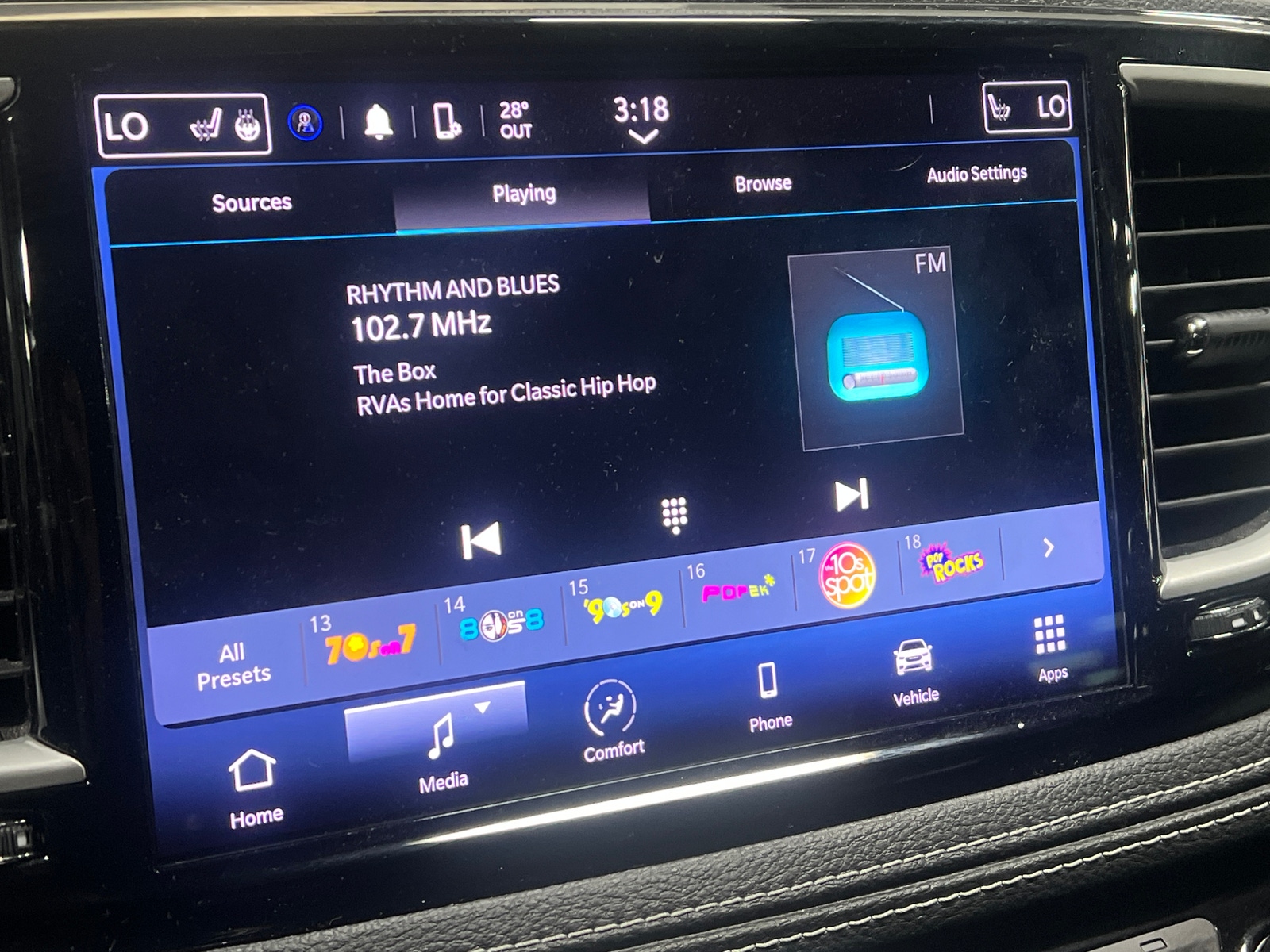 Thumbnail: 2022 Chrysler Pacifica - 4