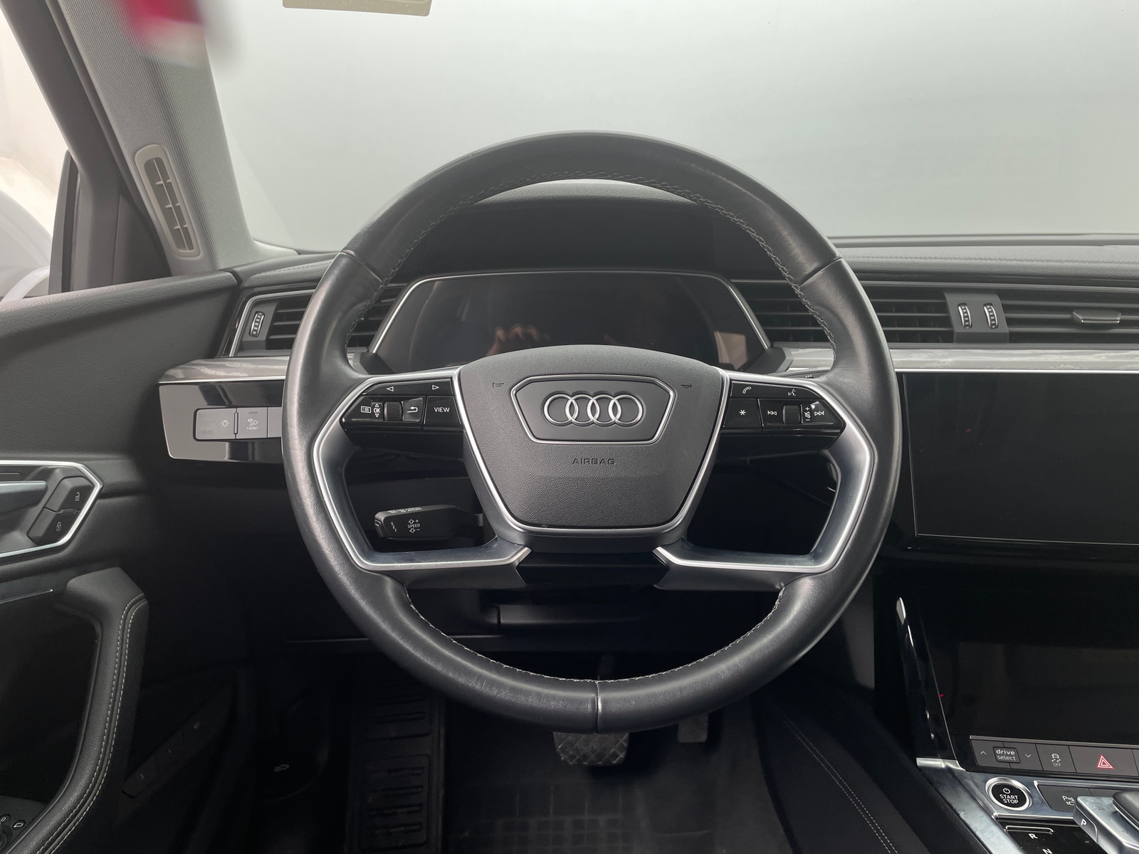 Thumbnail: 2022 Audi e-tron - 4