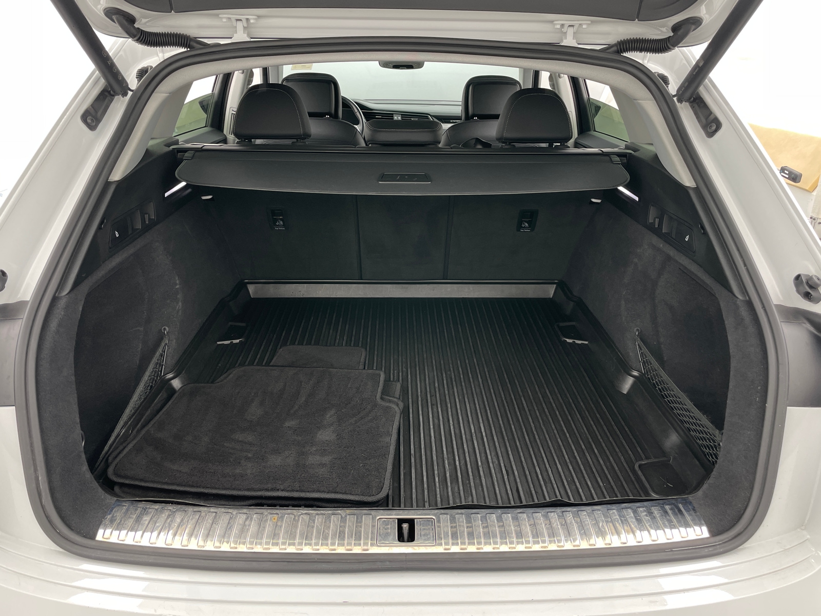 Thumbnail: 2022 Audi e-tron - 6