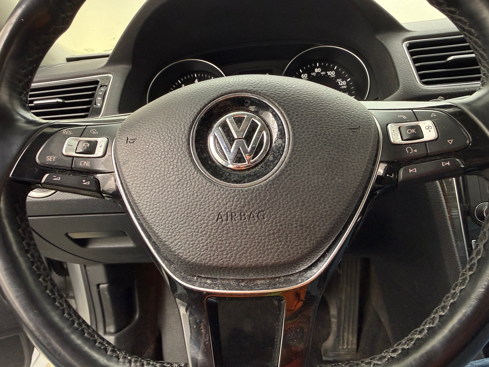 Thumbnail: 2017 Volkswagen Passat - 4