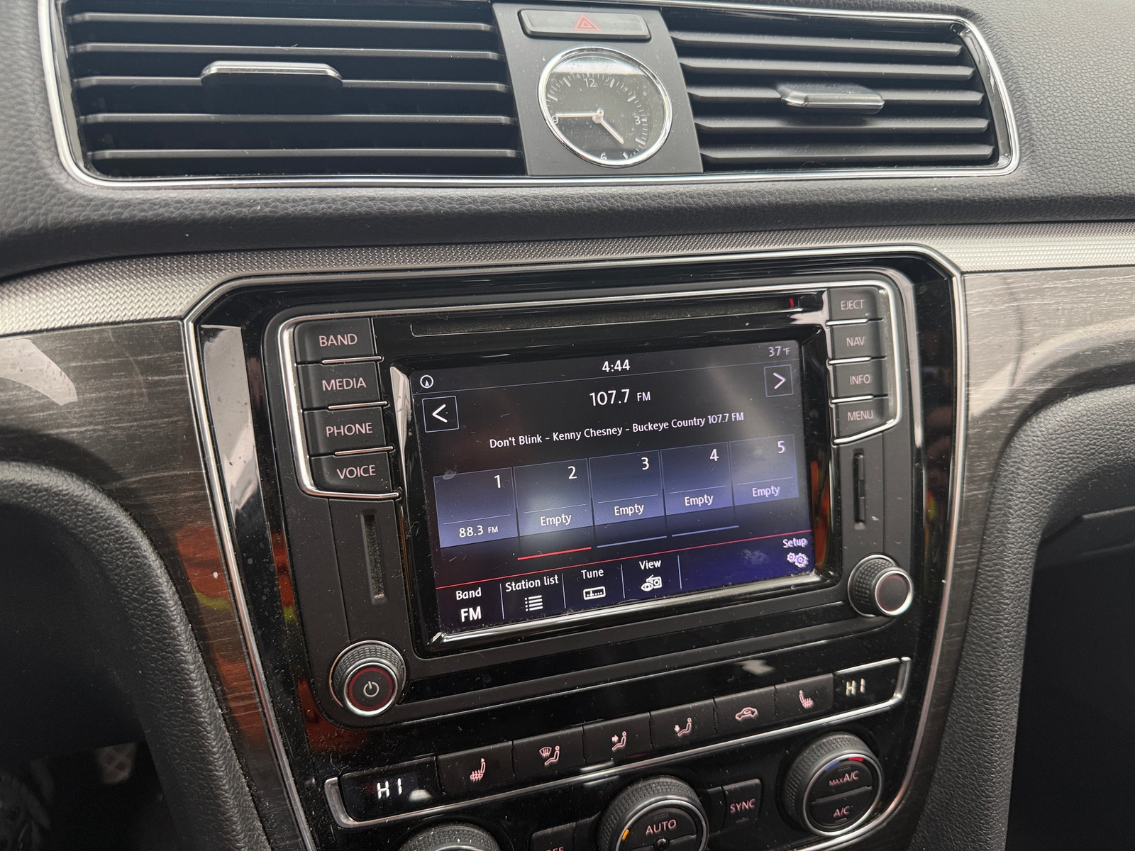 Thumbnail: 2017 Volkswagen Passat - 3