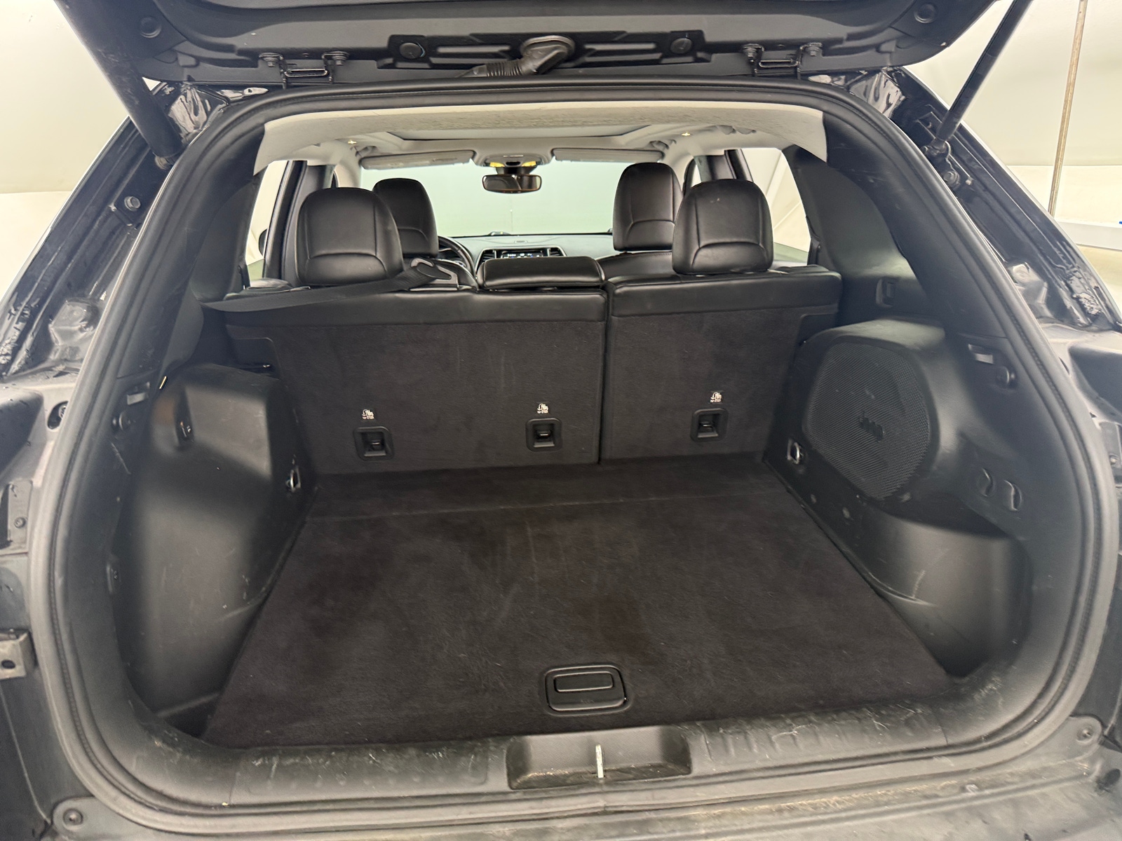 Thumbnail: 2019 Jeep Cherokee - 6