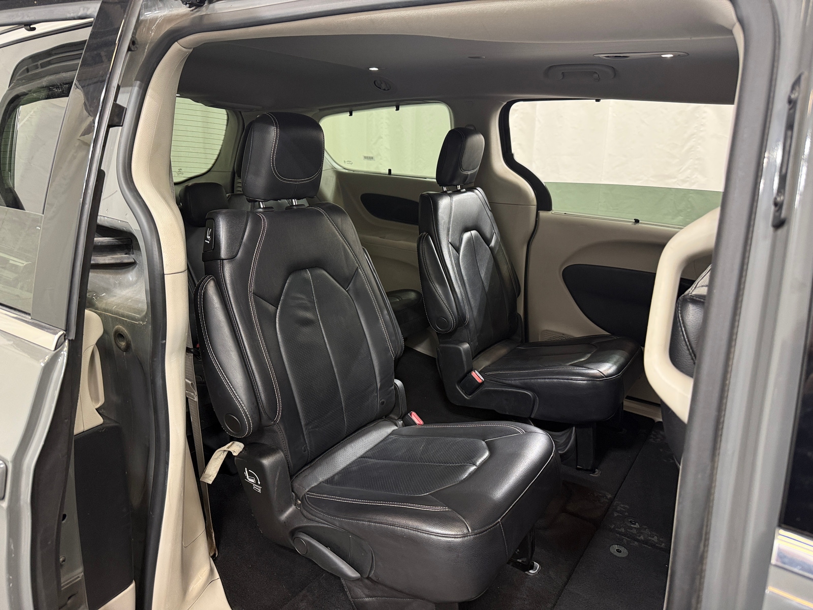 Thumbnail: 2022 Chrysler Pacifica - 5