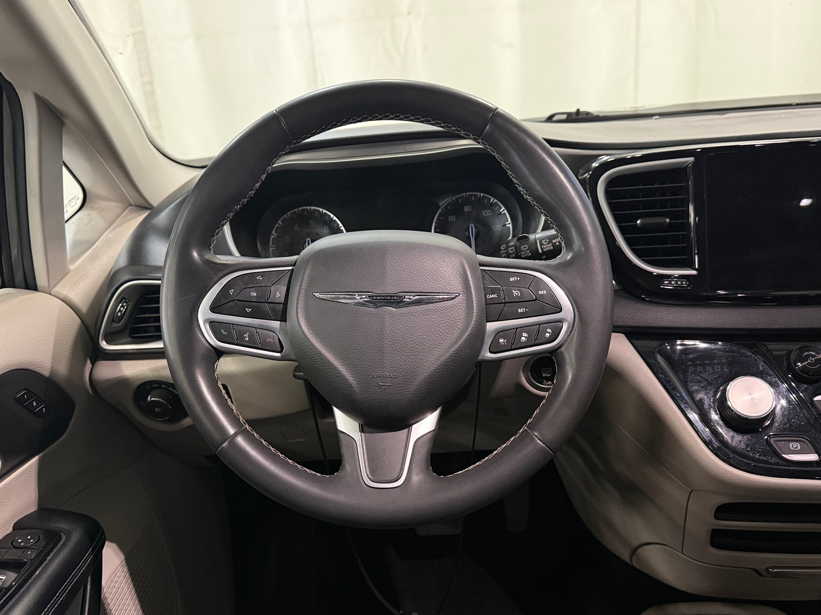 Thumbnail: 2022 Chrysler Pacifica - 4