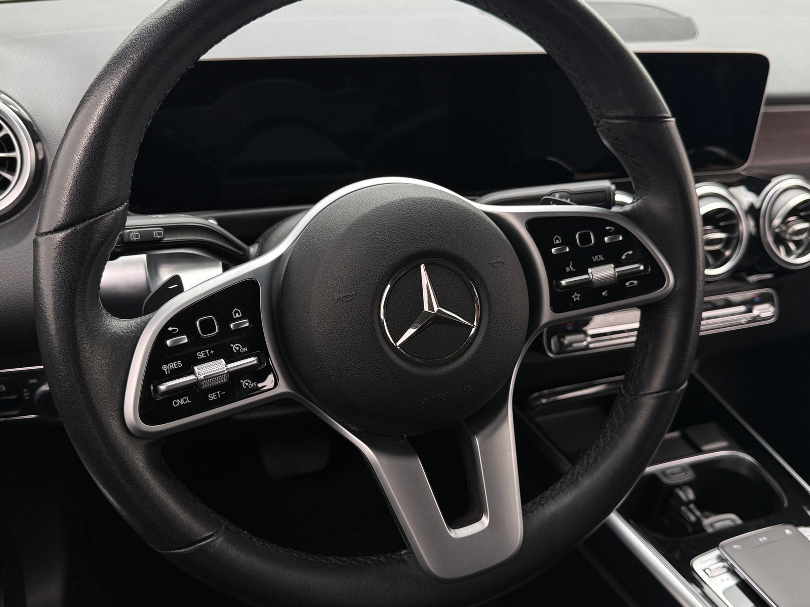 Thumbnail: 2020 Mercedes-Benz GLB - 4