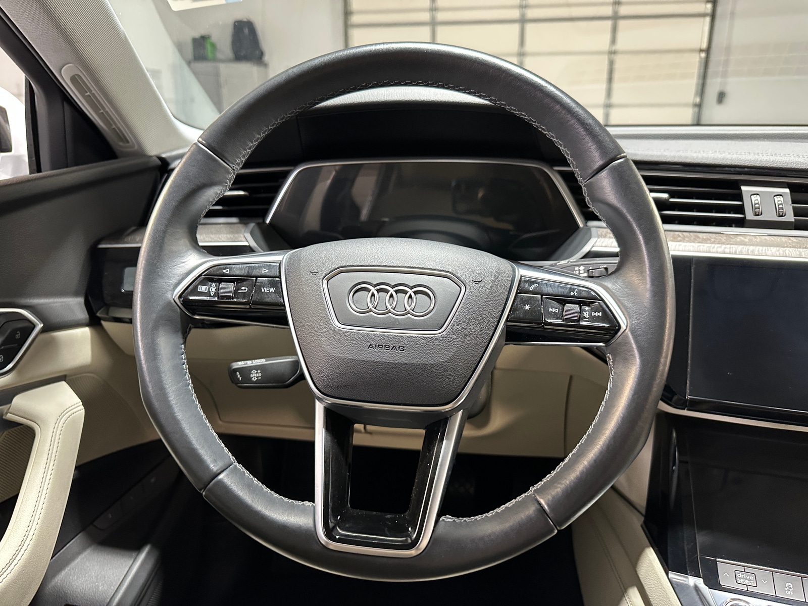 Thumbnail: 2022 Audi e-tron S - 4