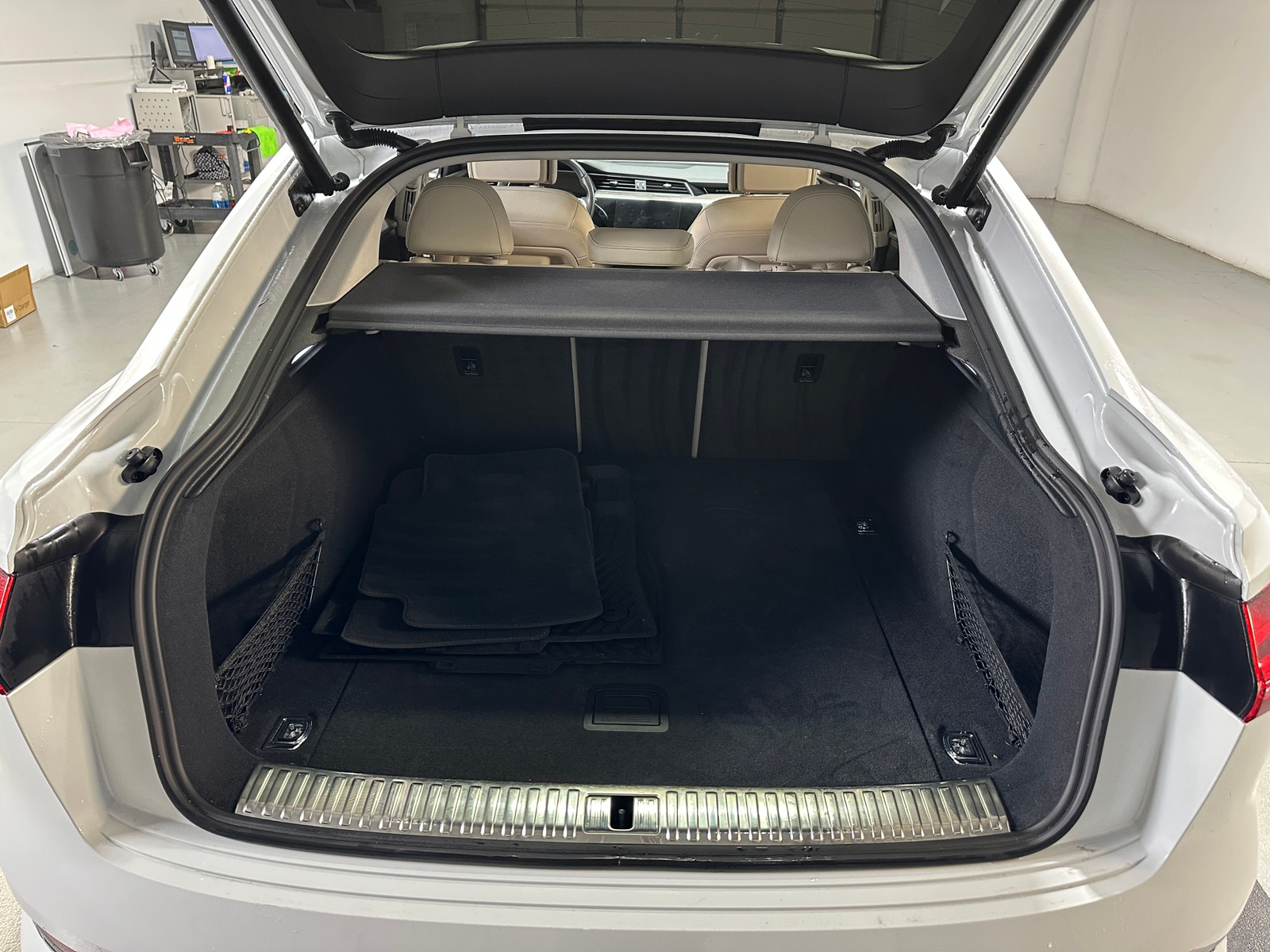 Thumbnail: 2022 Audi e-tron S - 6