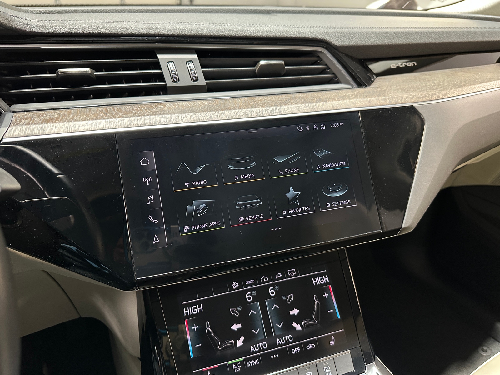 Thumbnail: 2022 Audi e-tron S - 3