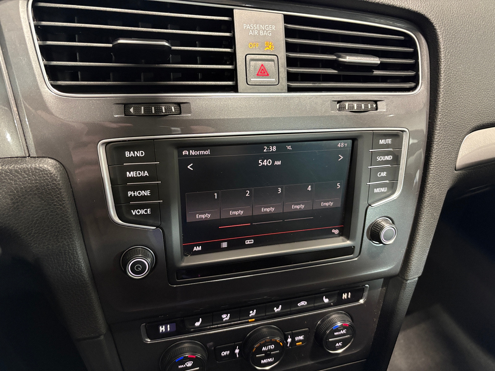 Thumbnail: 2016 Volkswagen e-Golf - 4