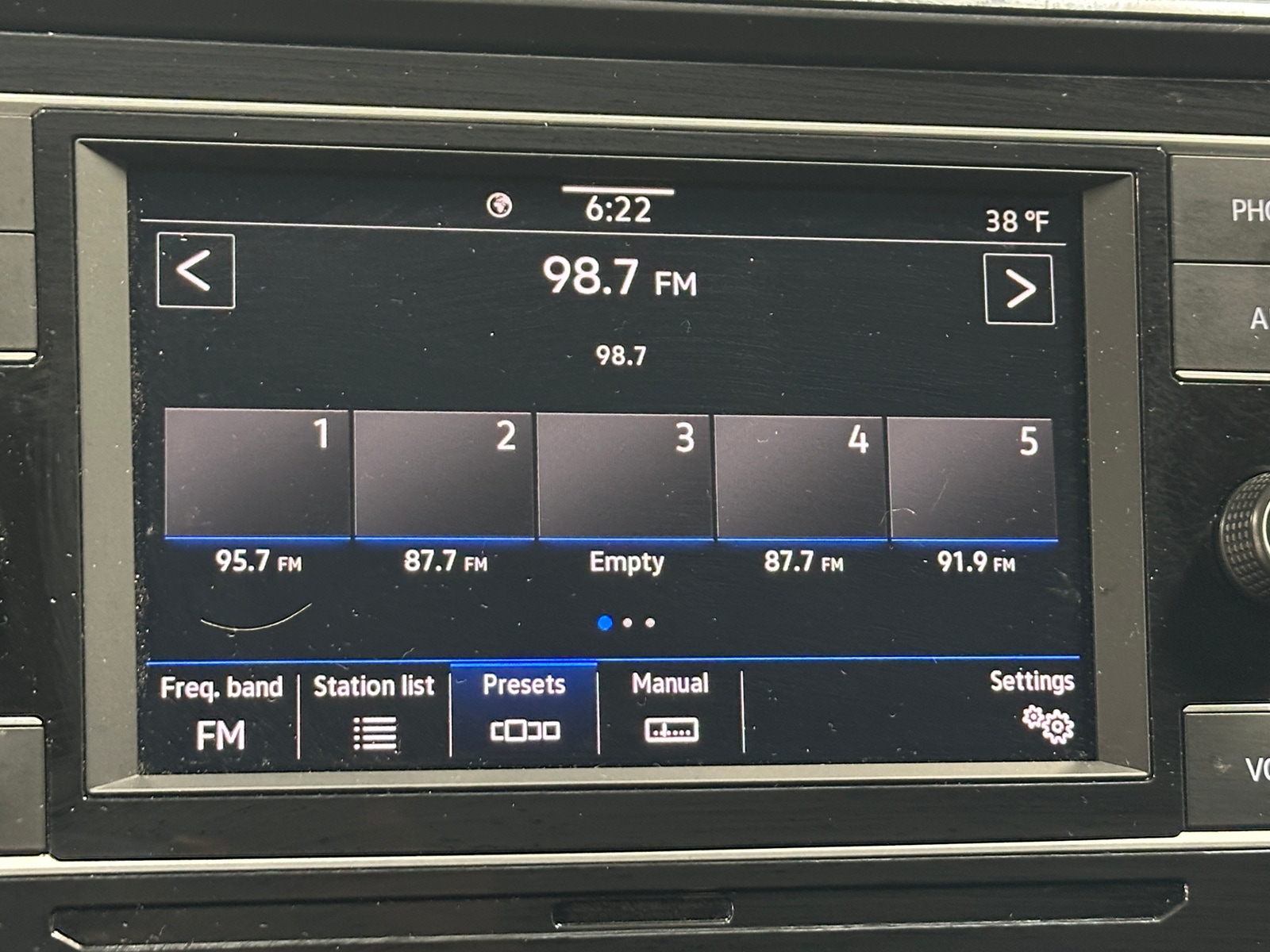 Thumbnail: 2022 Volkswagen Tiguan - 4