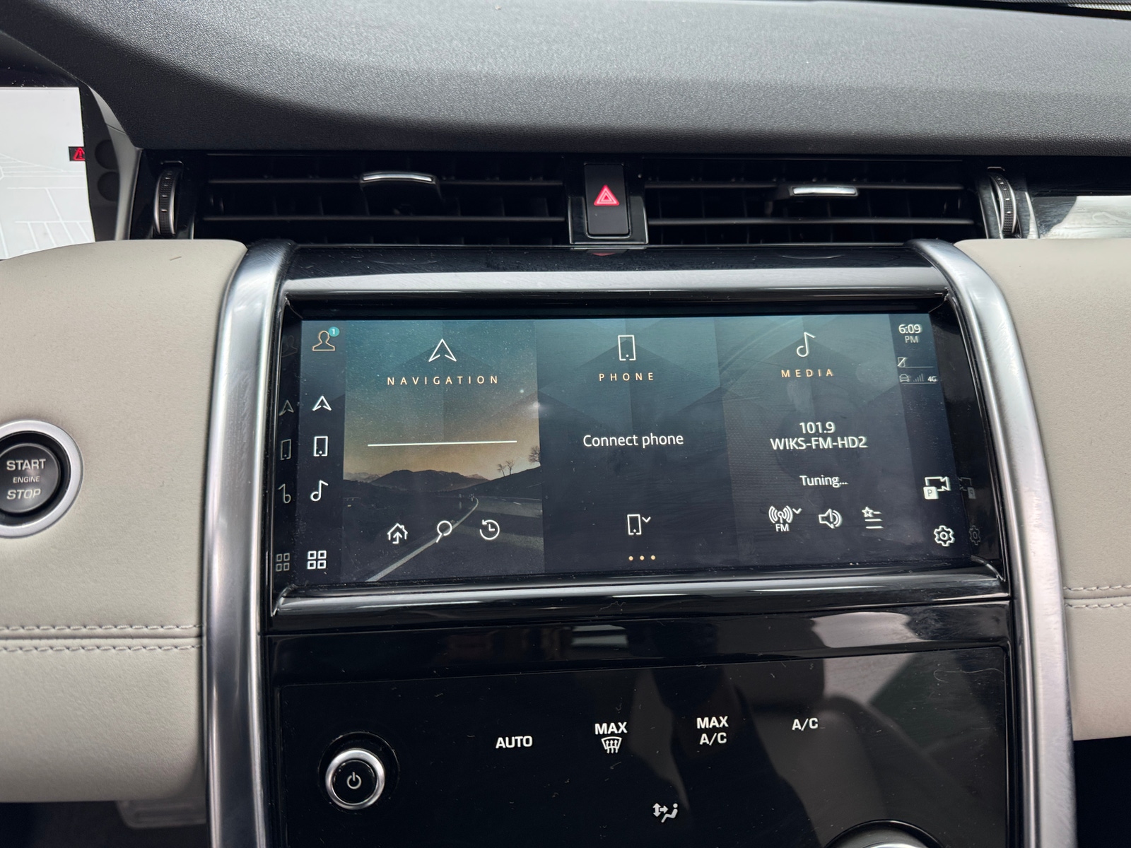 Thumbnail: 2021 Land Rover Discovery Sport - 3