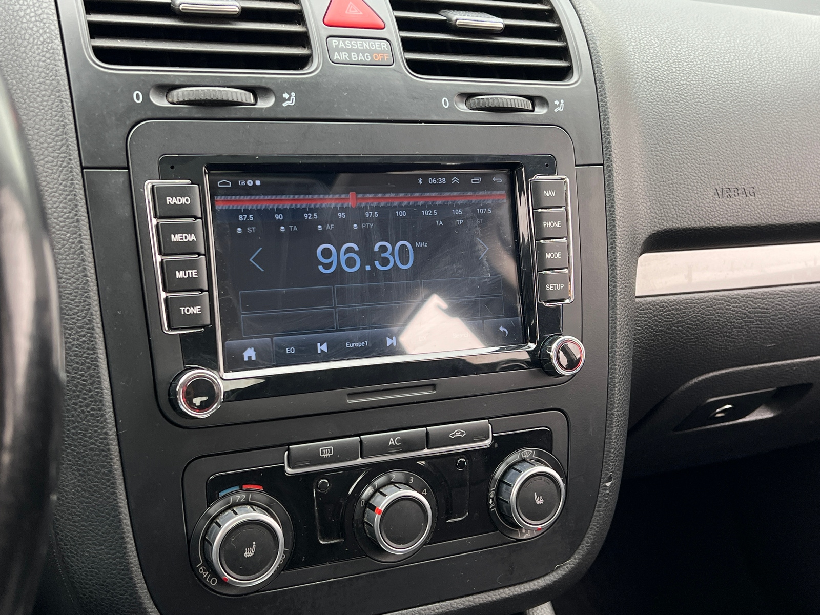 Thumbnail: 2010 Volkswagen Jetta - 3