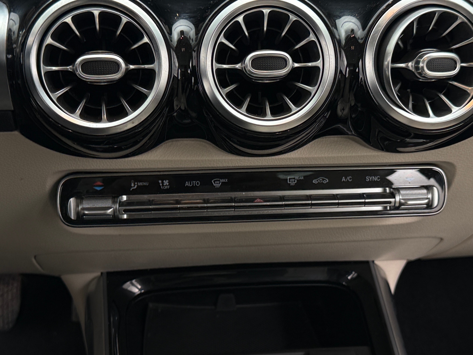 Thumbnail: 2020 Mercedes-Benz GLB - 3