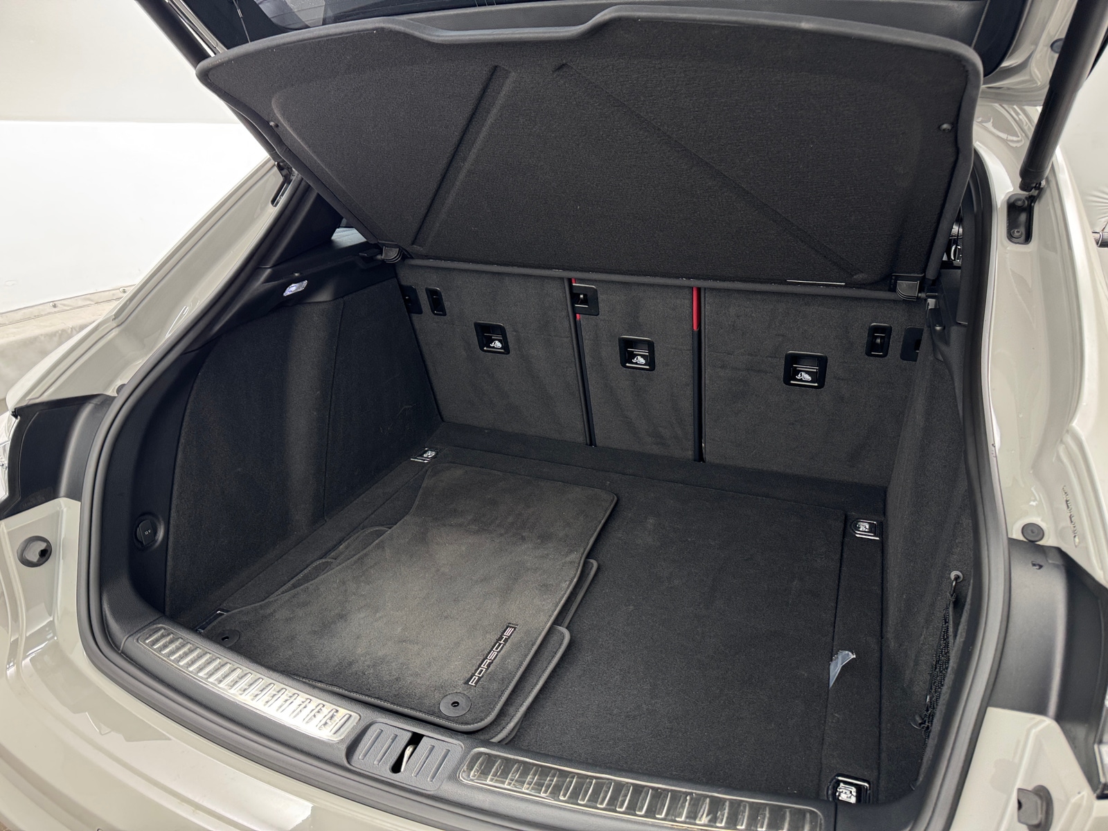 Thumbnail: 2023 Porsche Macan - 6